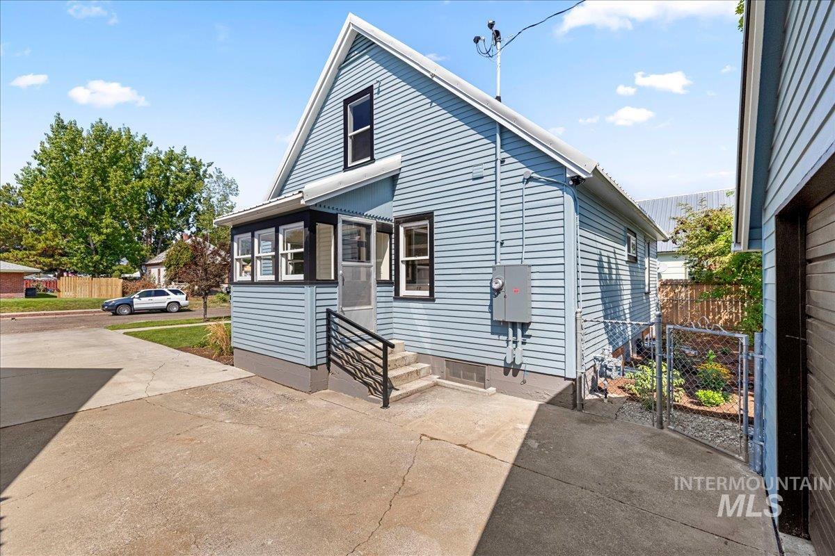 914 W 3rd