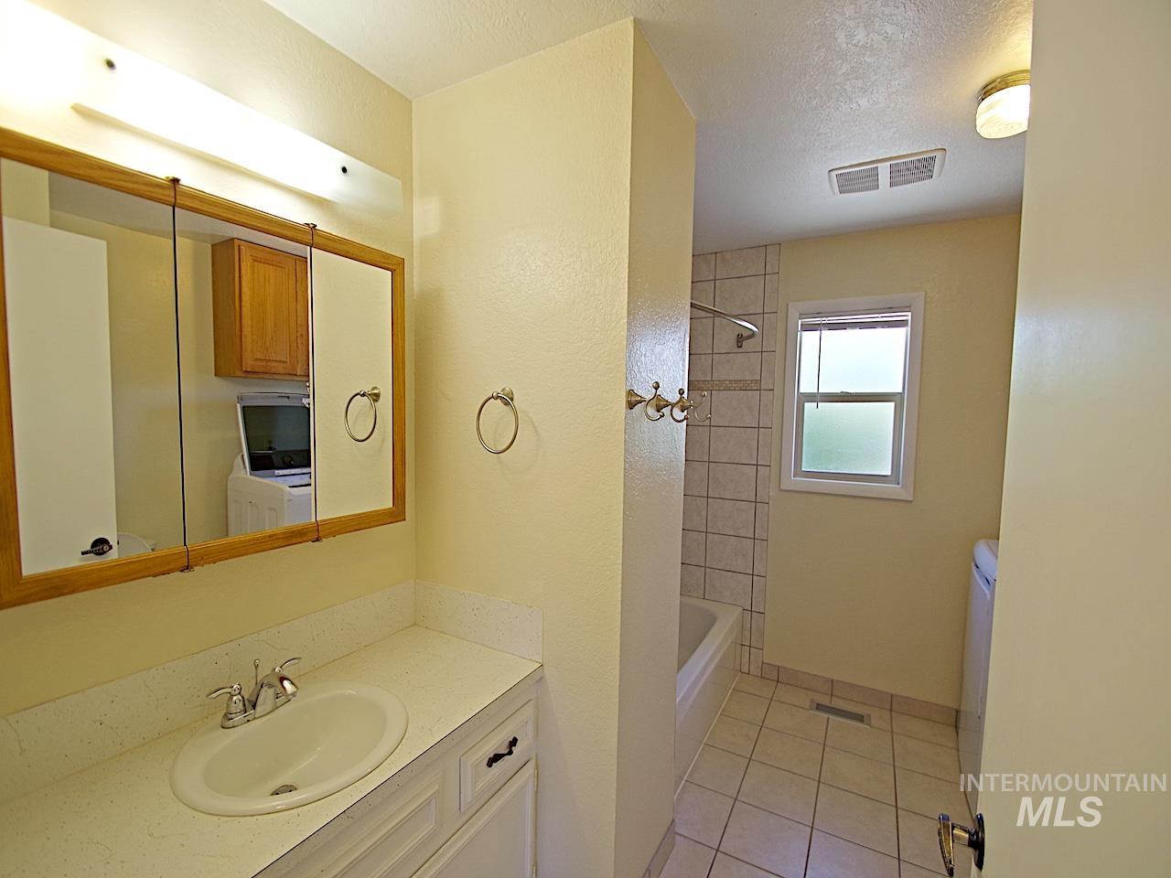 860 E Commercial