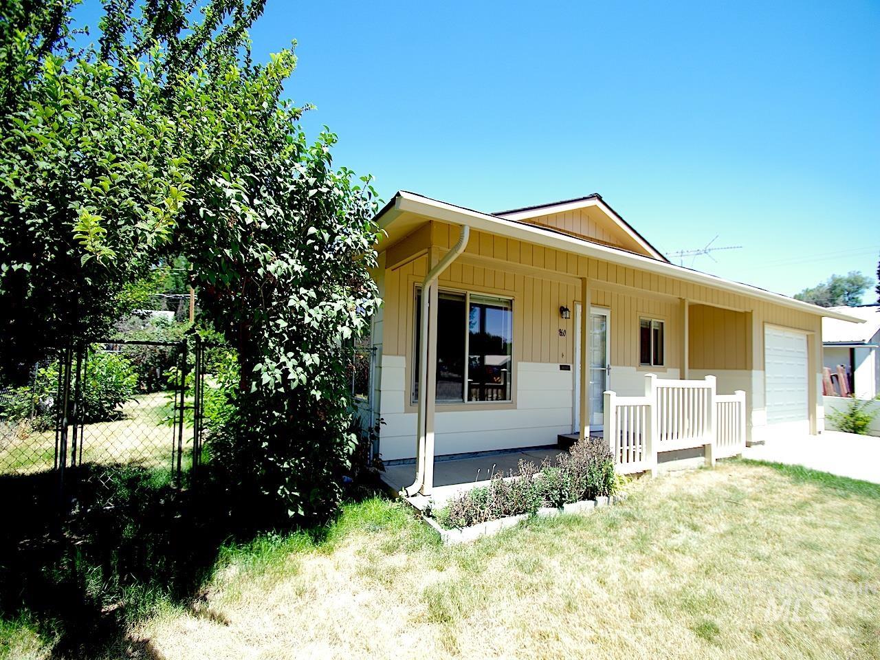 860 E Commercial
