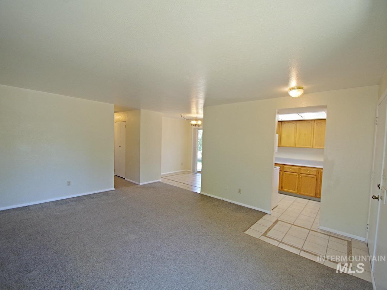 860 E Commercial