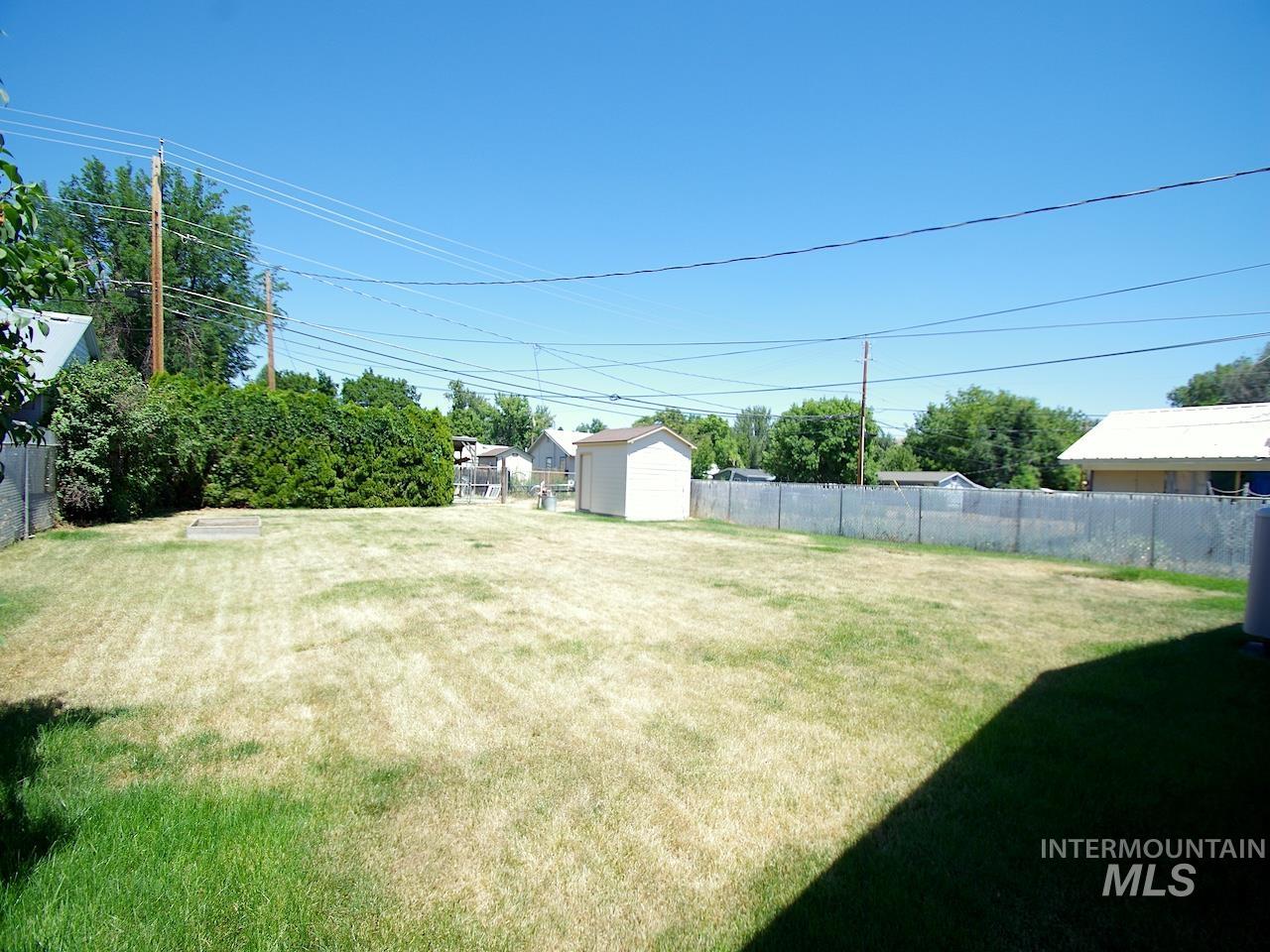 860 E Commercial