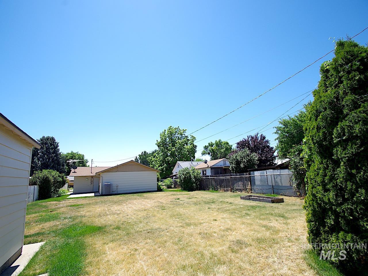 860 E Commercial