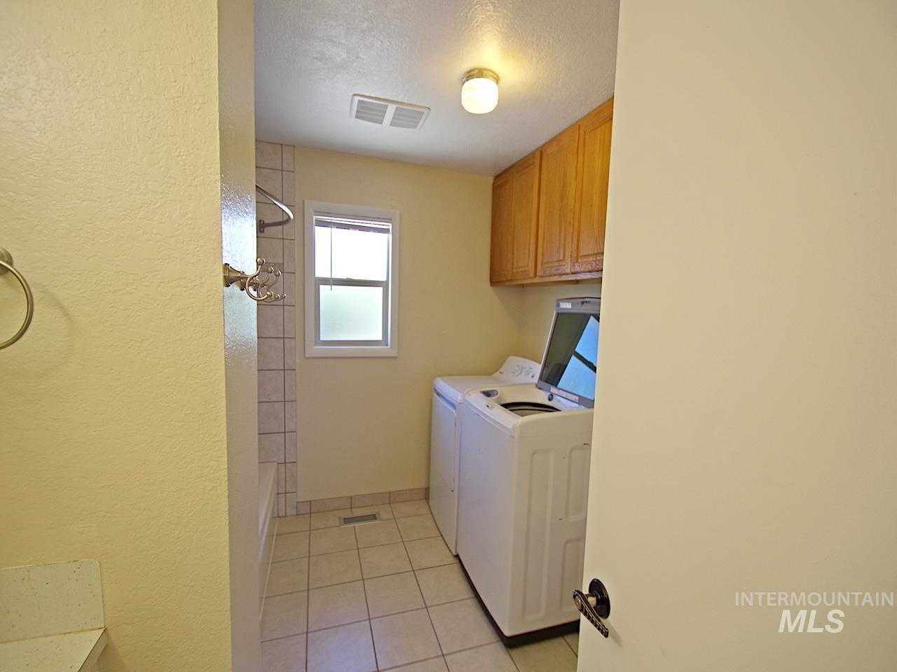 860 E Commercial