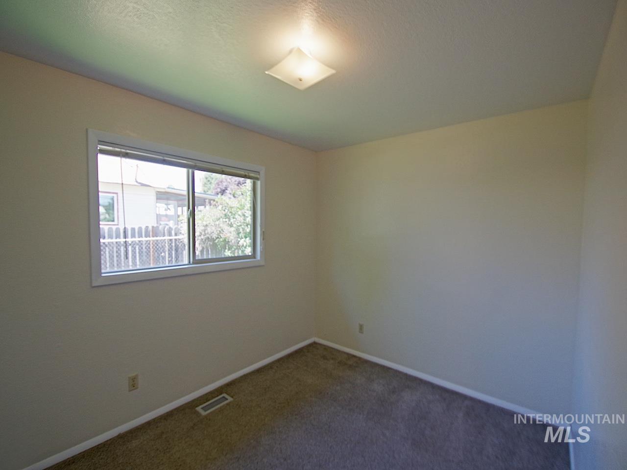 860 E Commercial