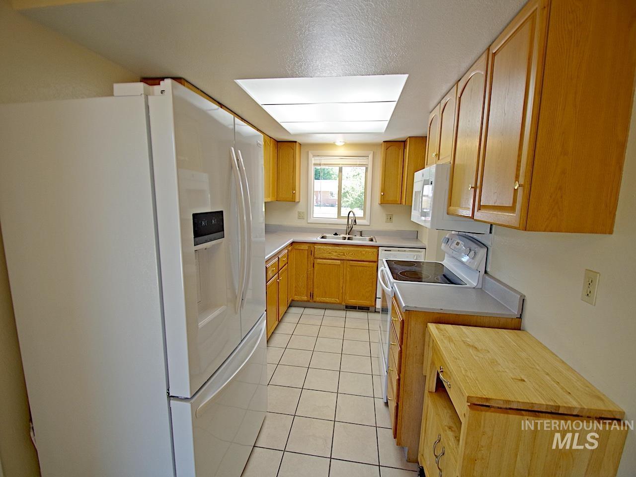 860 E Commercial