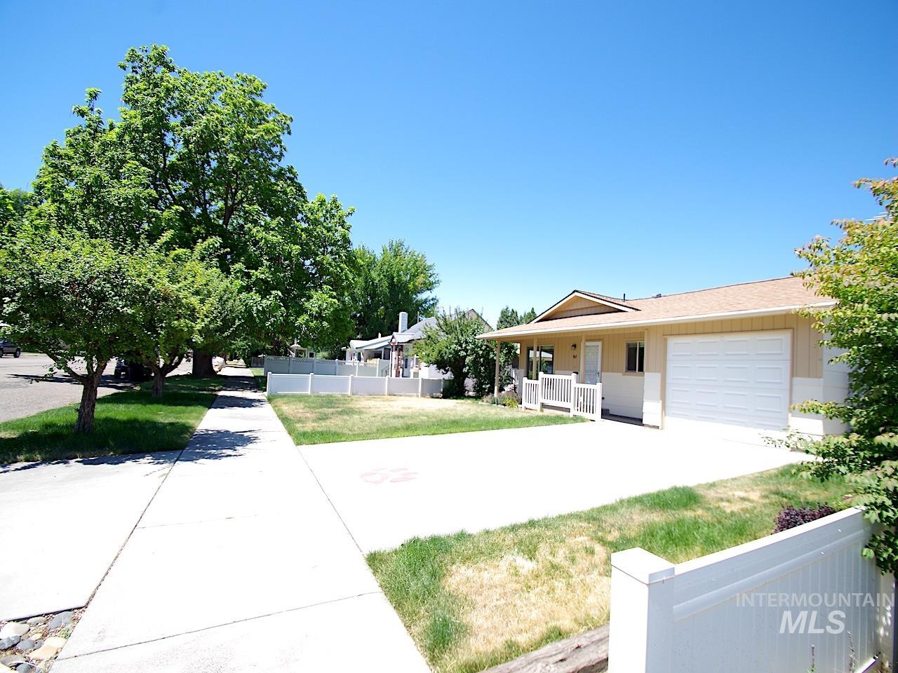860 E Commercial