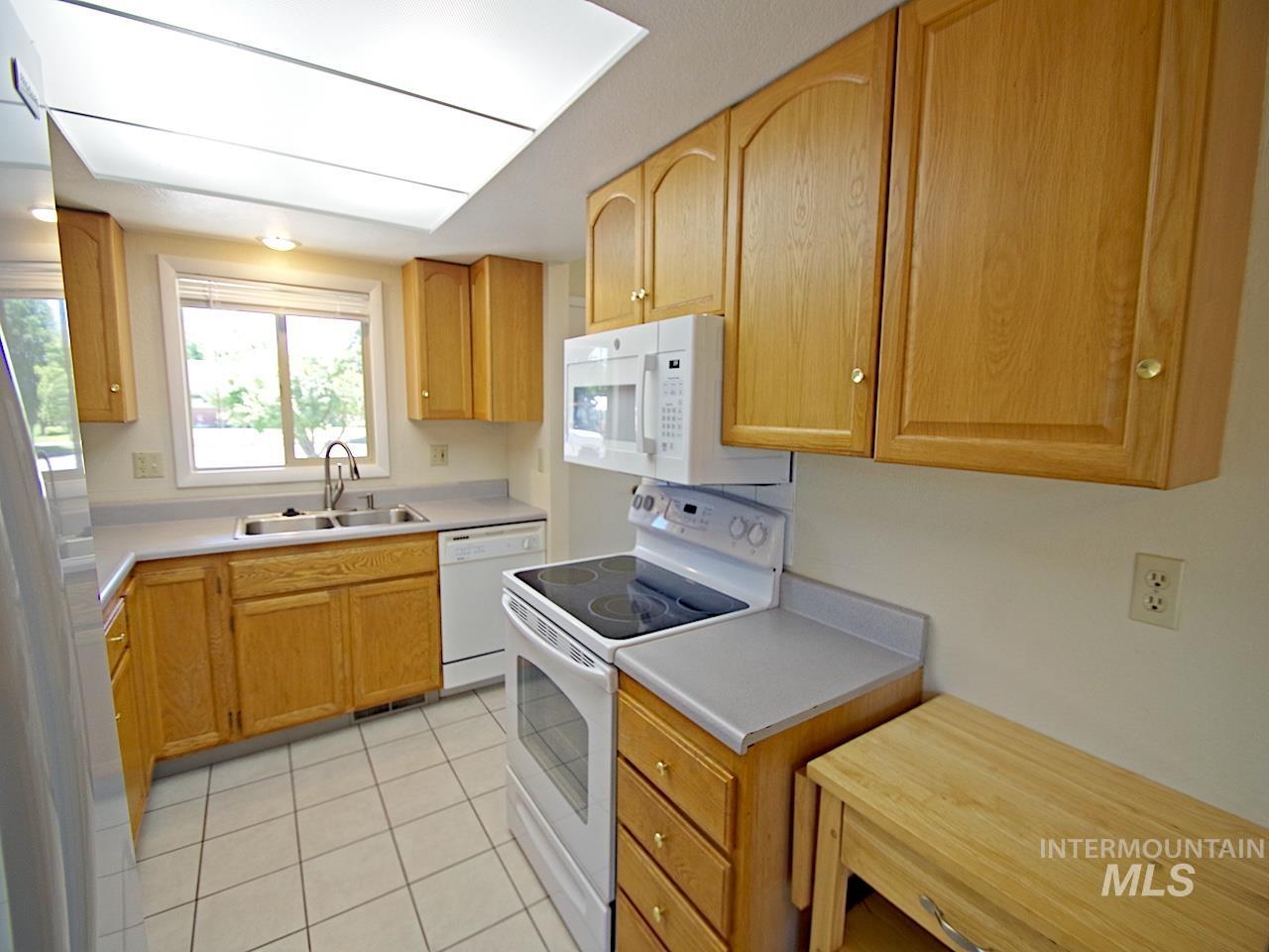 860 E Commercial
