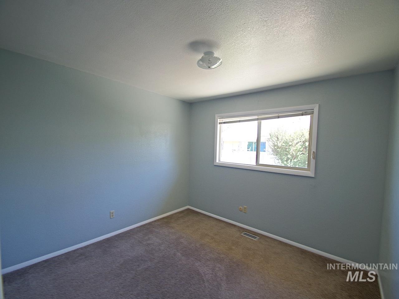 860 E Commercial