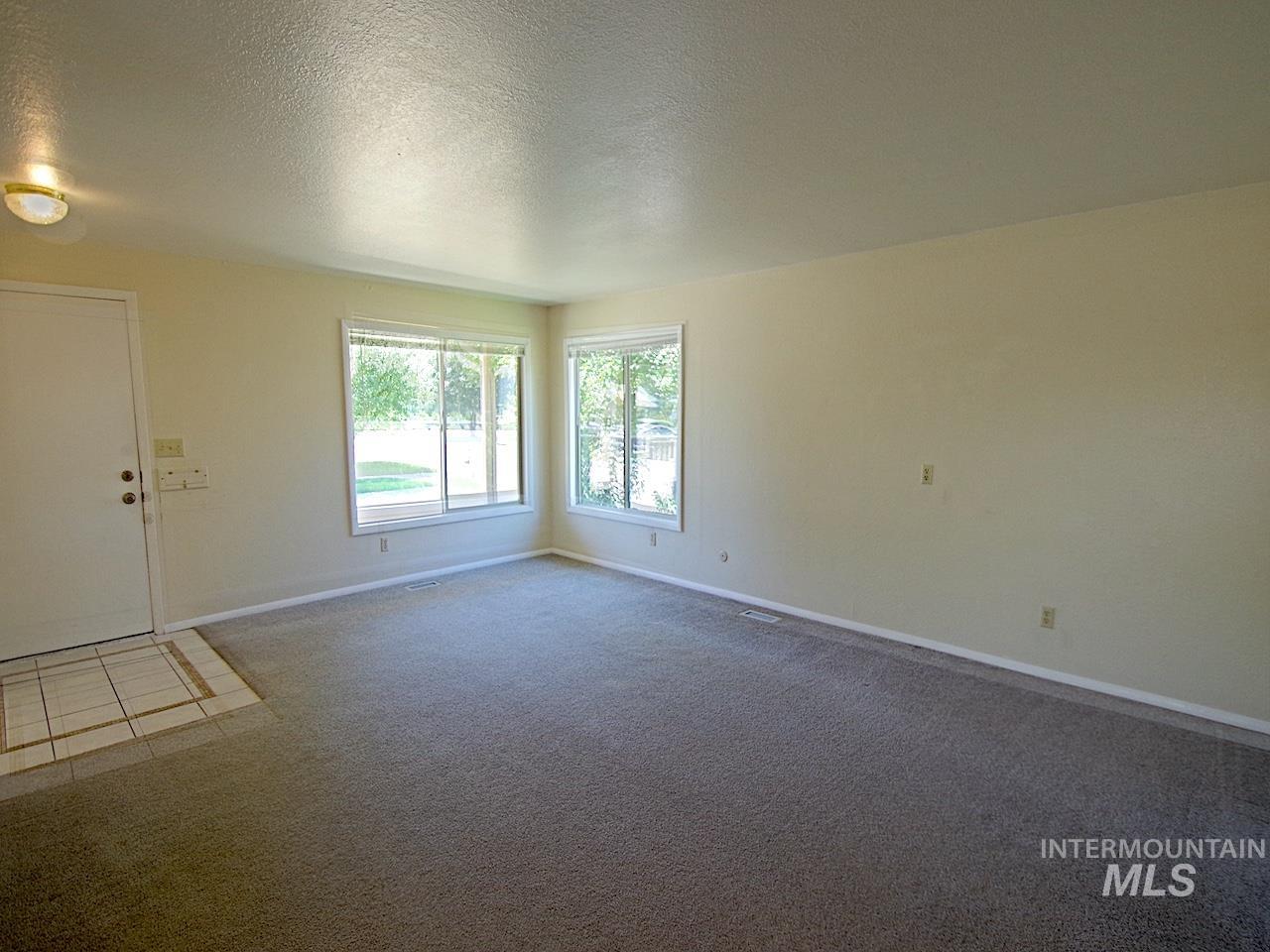 860 E Commercial
