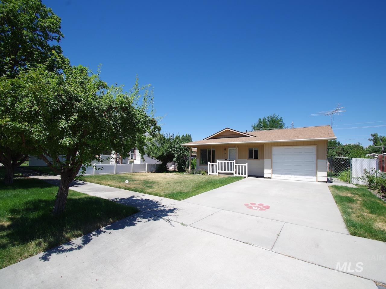 860 E Commercial