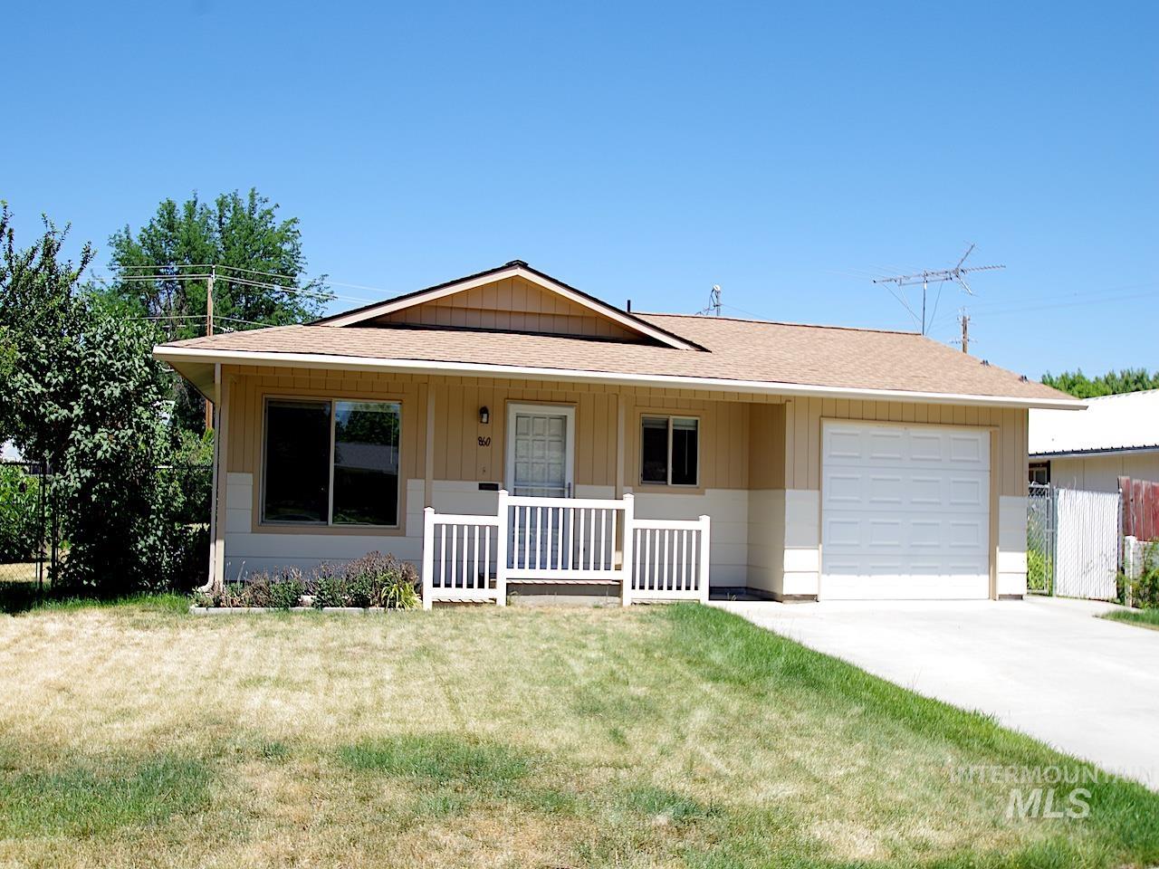 860 E Commercial