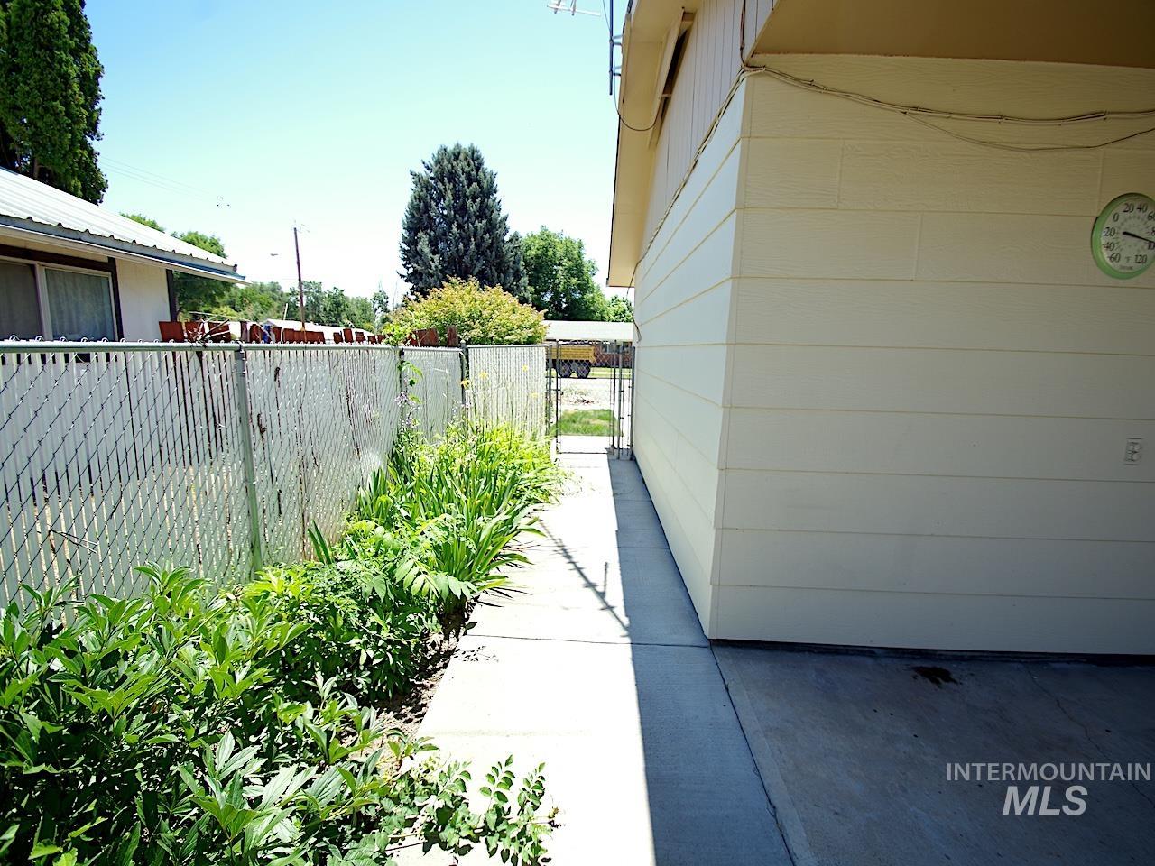 860 E Commercial