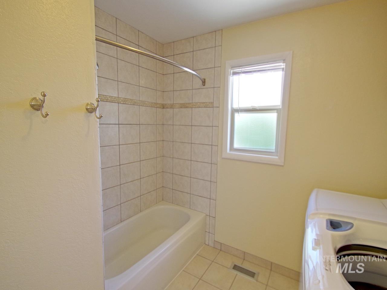 860 E Commercial
