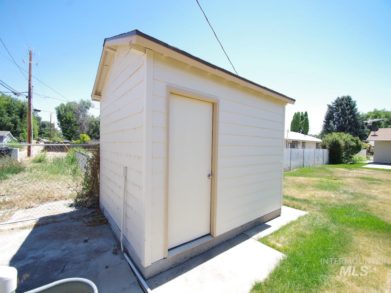 860 E Commercial