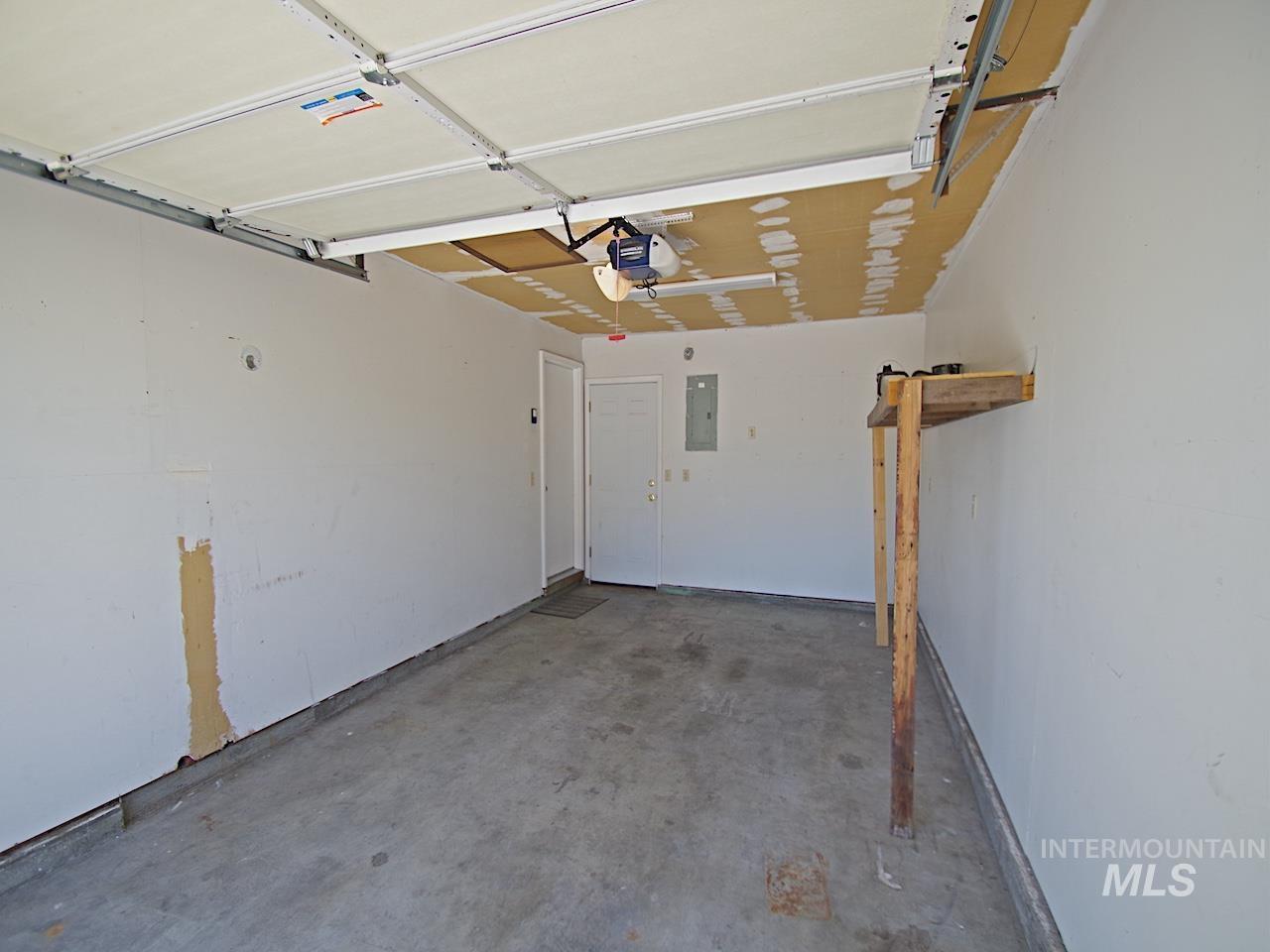 860 E Commercial