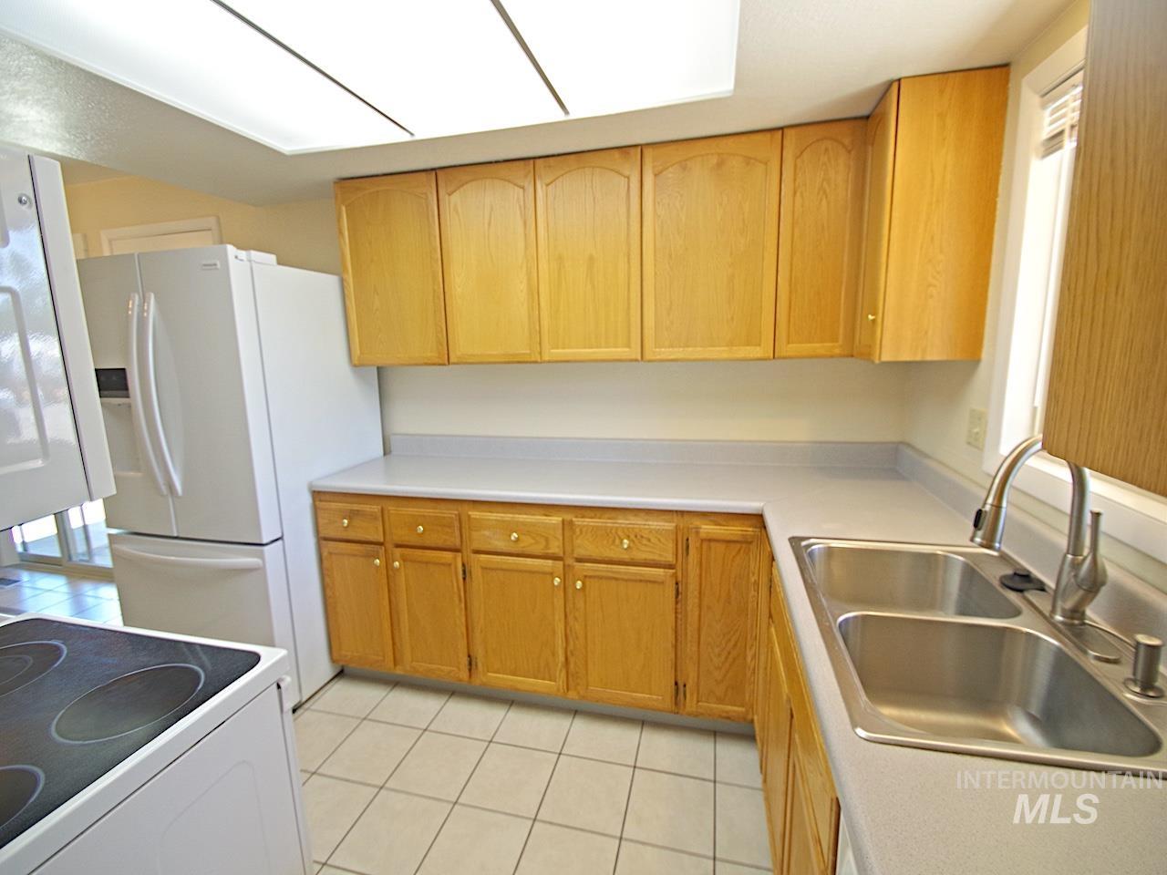 860 E Commercial