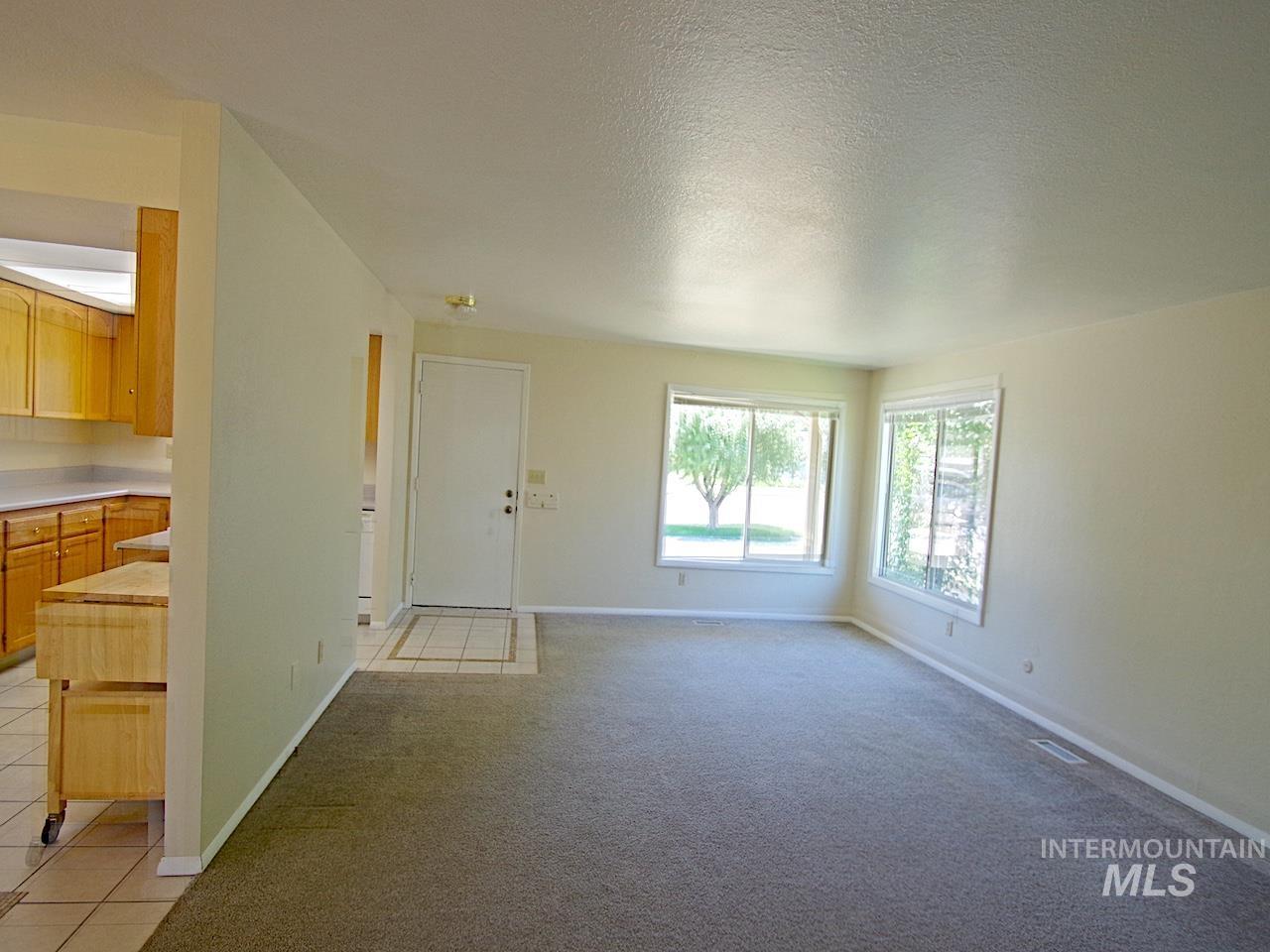 860 E Commercial