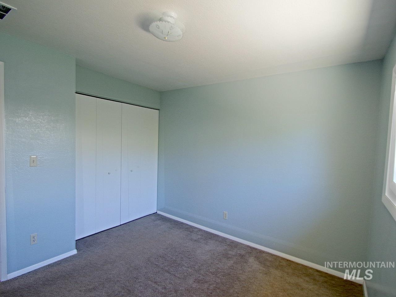 860 E Commercial