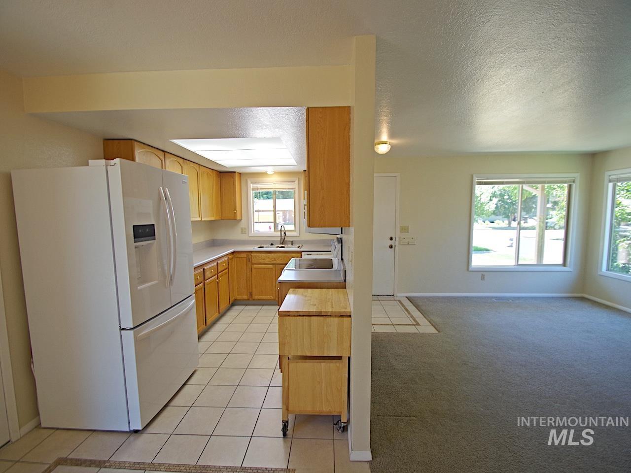 860 E Commercial