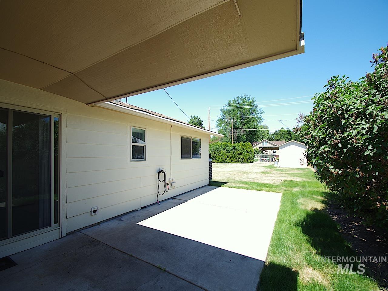860 E Commercial