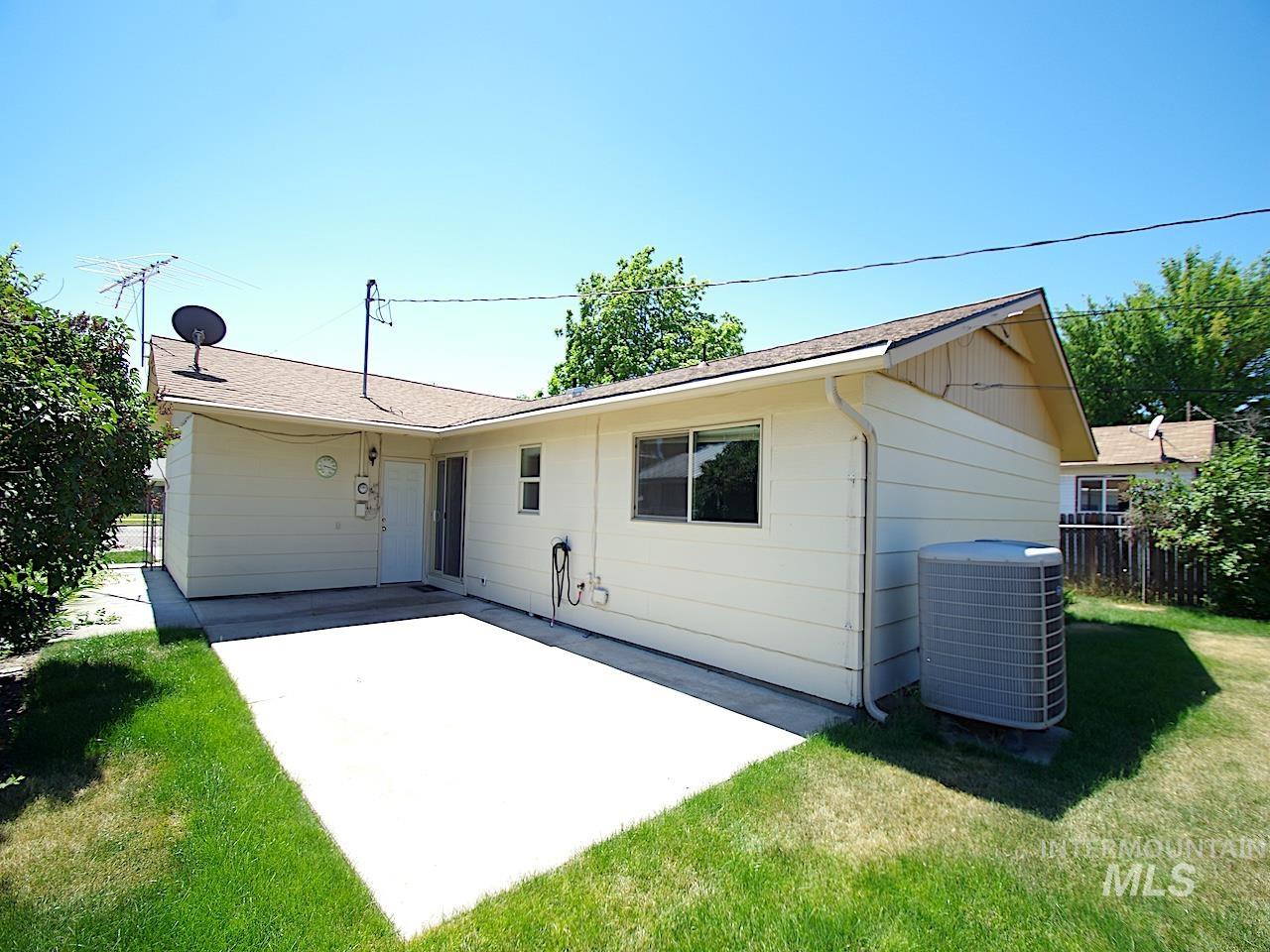 860 E Commercial