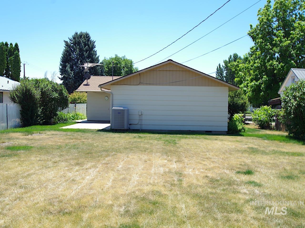 860 E Commercial