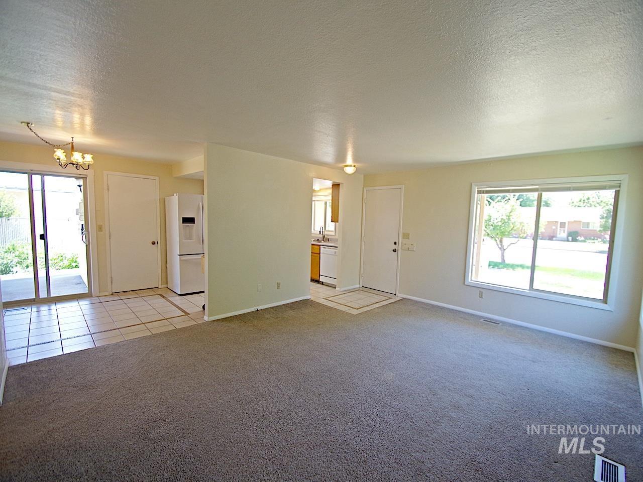 860 E Commercial