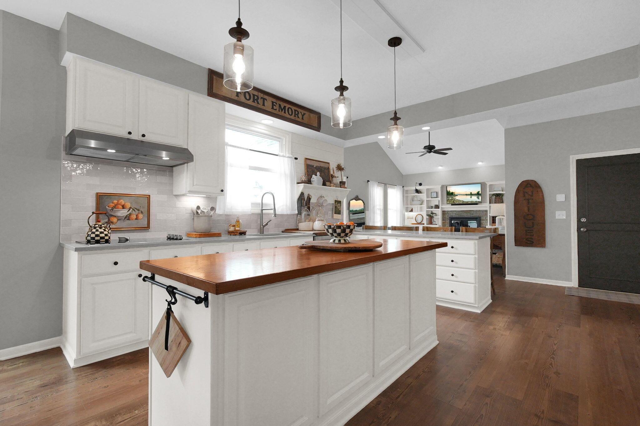 1221 Wedgefield Lane