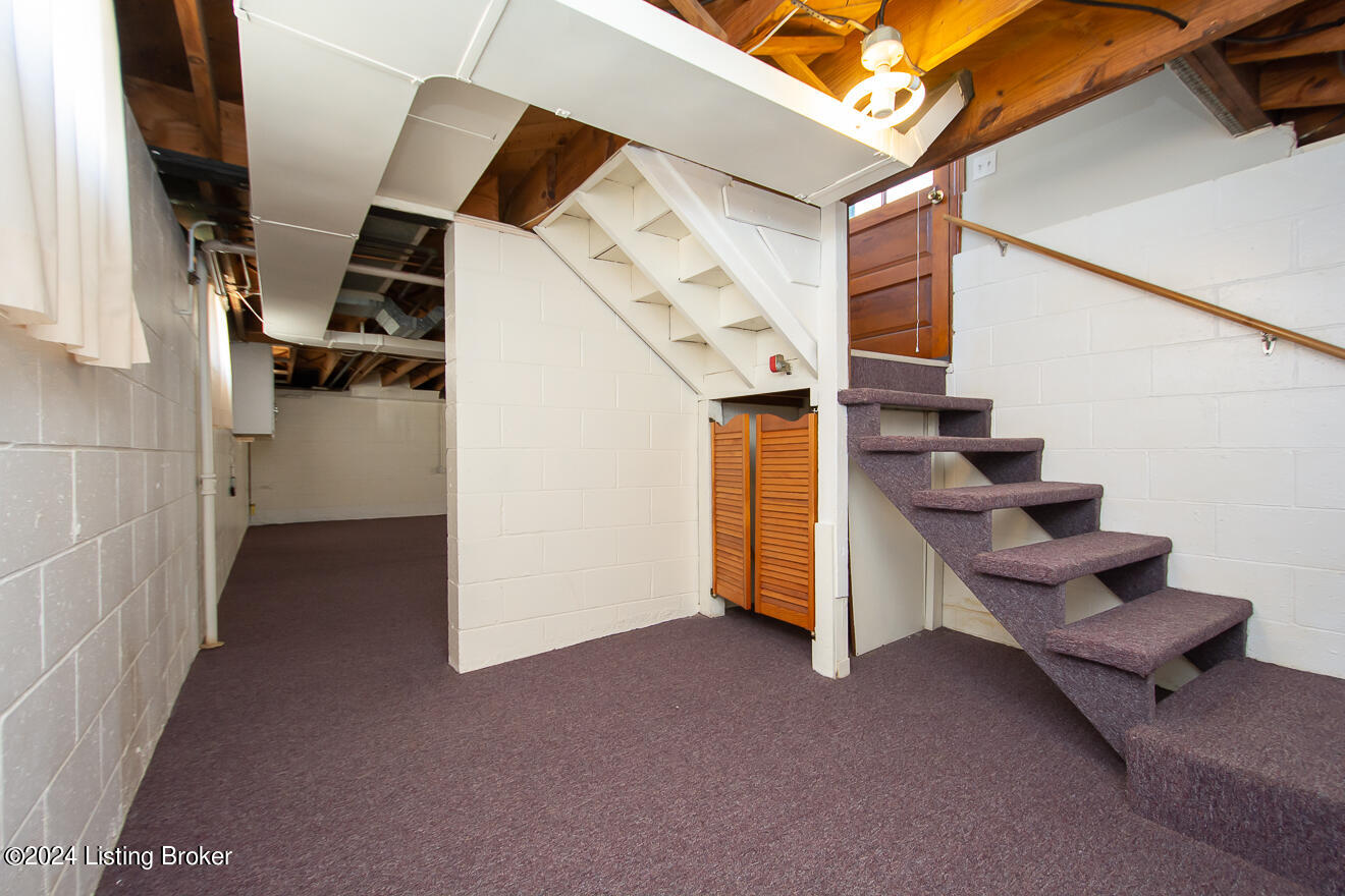 1221 Hess Ln