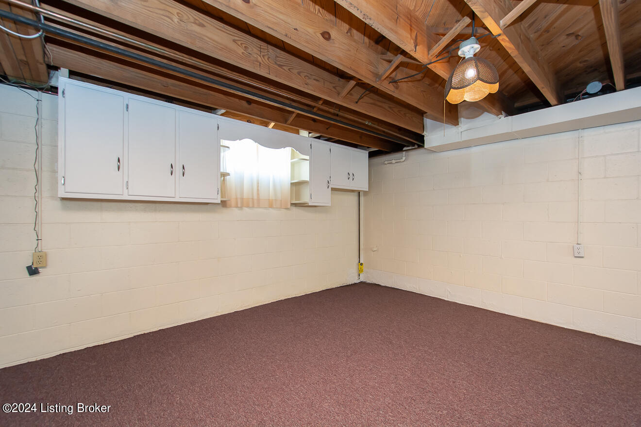 1221 Hess Ln