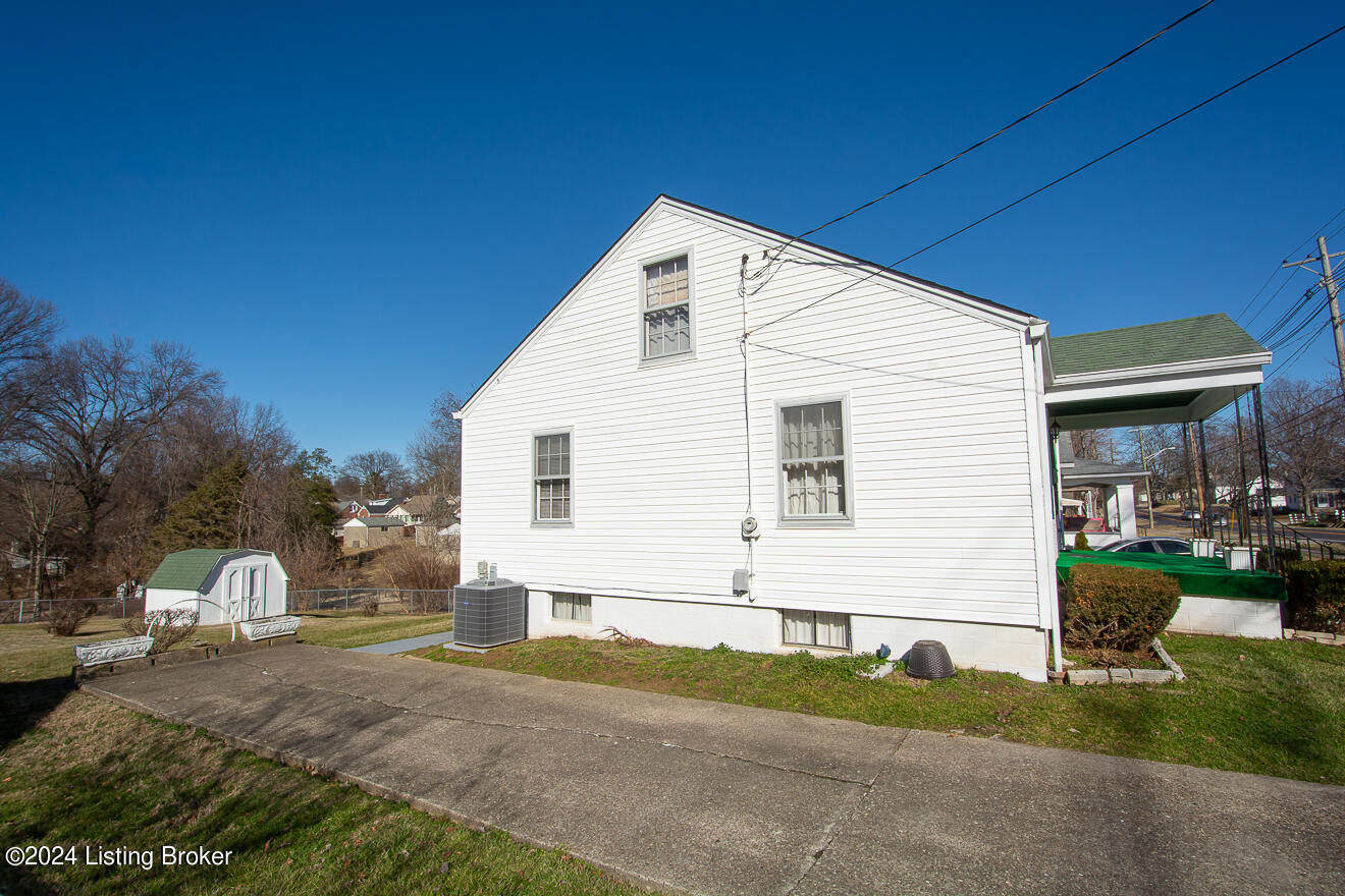 1221 Hess Ln