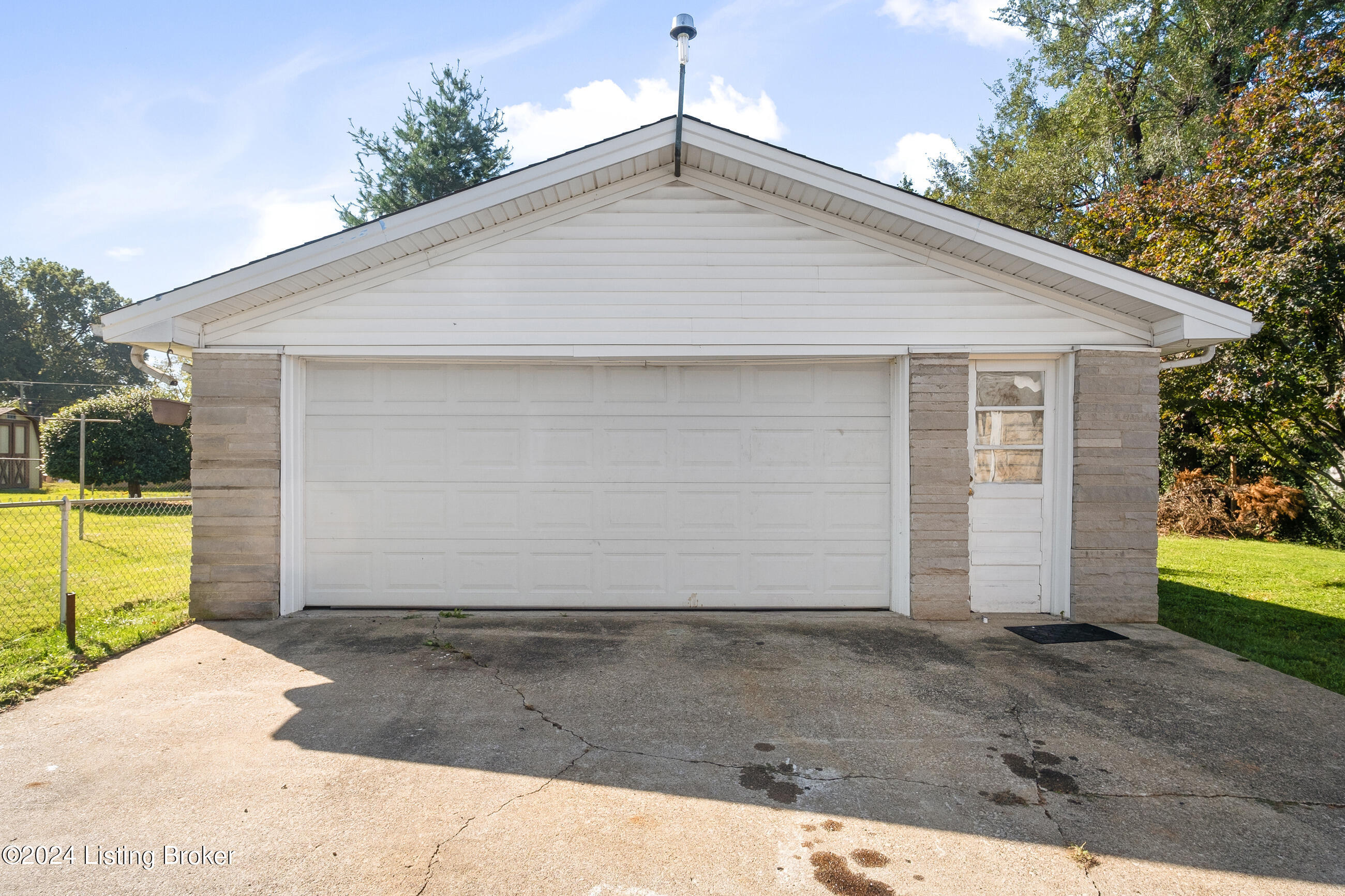 5212 Woodhill Ln