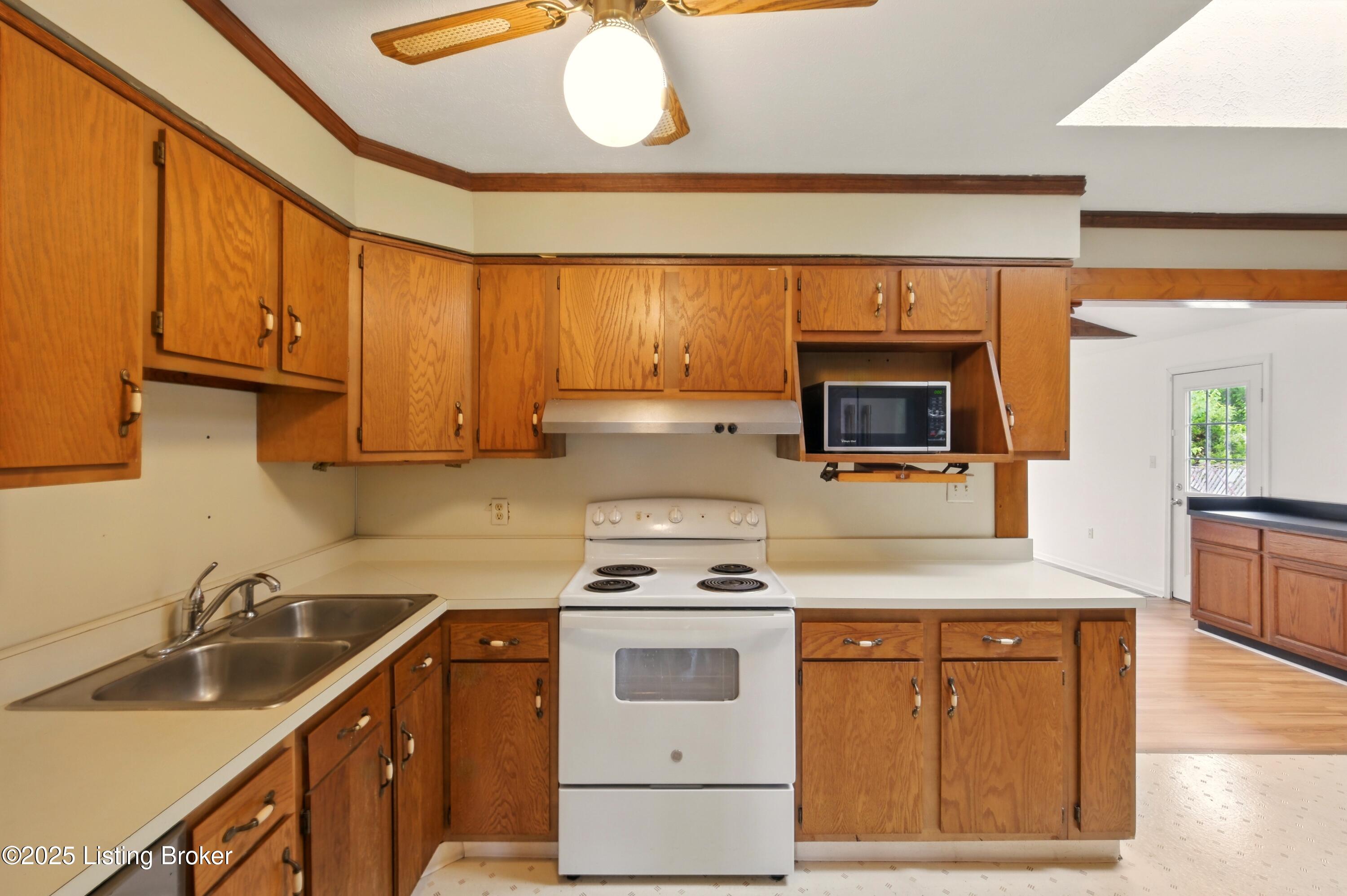 2806 Girard Dr