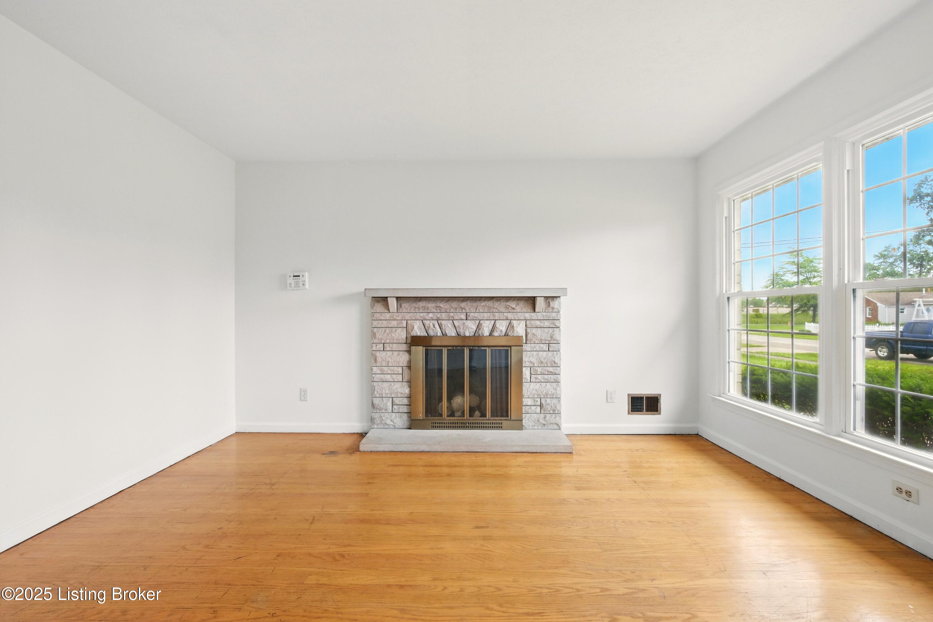 2806 Girard Dr