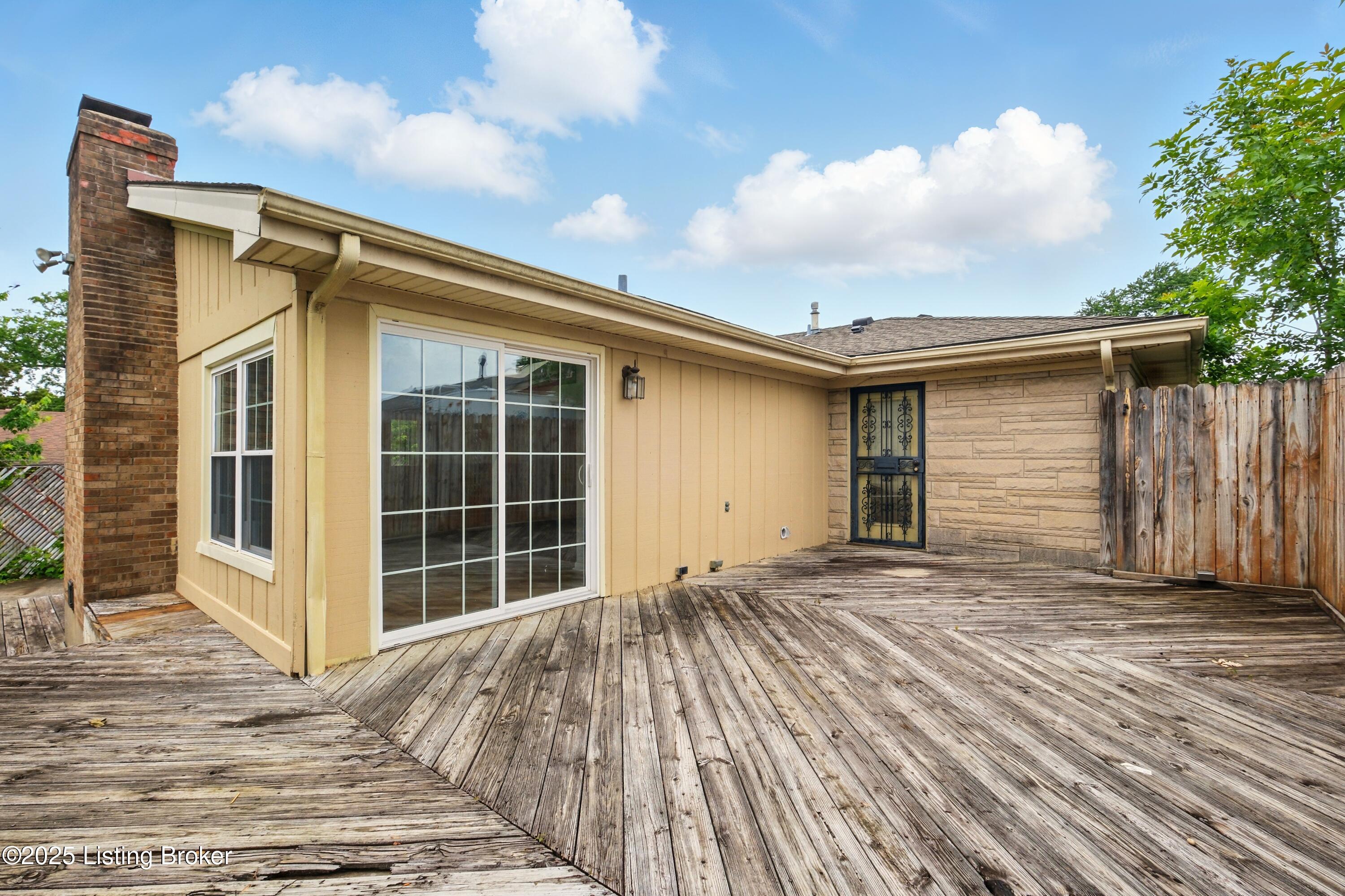 2806 Girard Dr