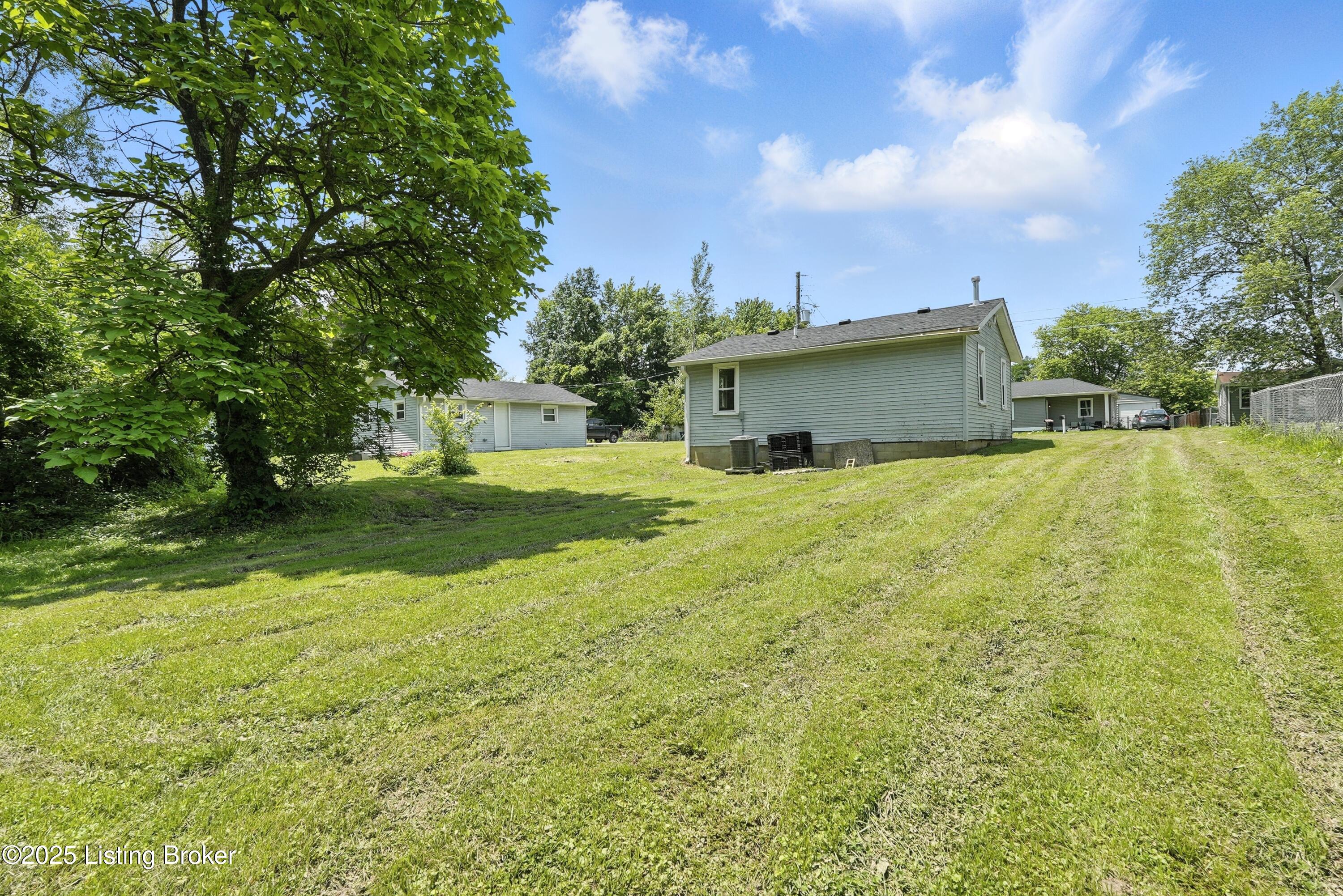 180 Hackberry Ln