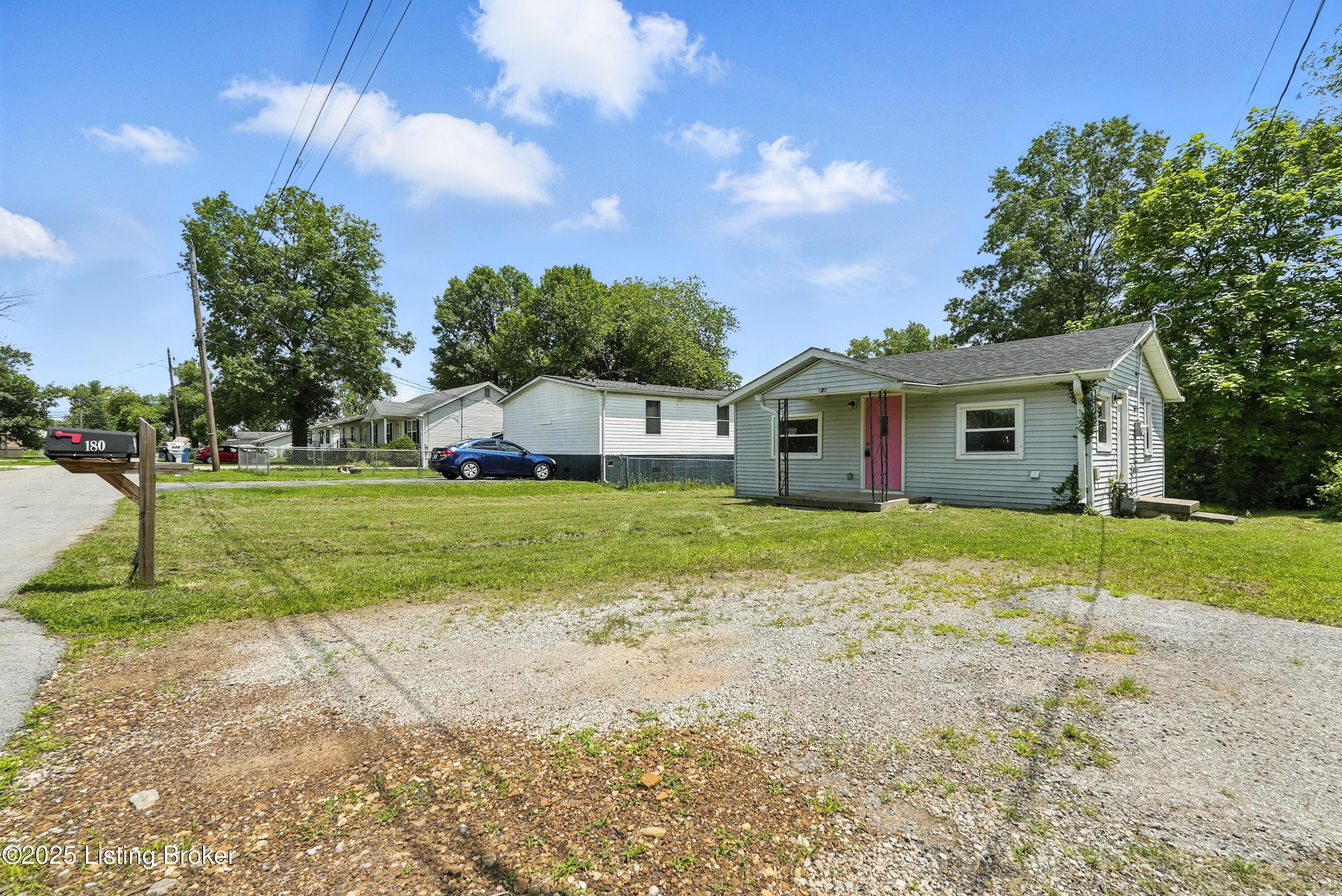 180 Hackberry Ln