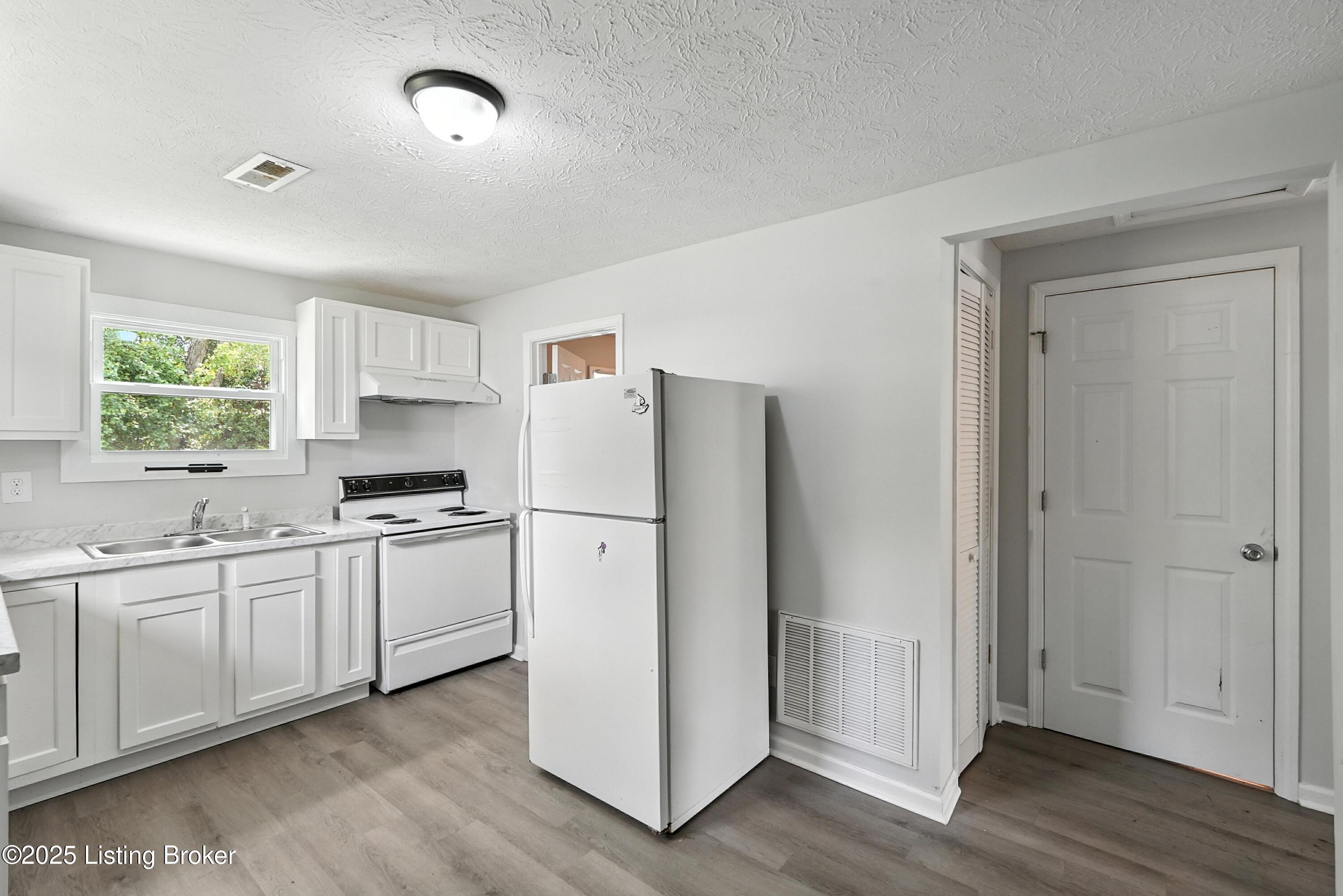190 Hackberry Ln