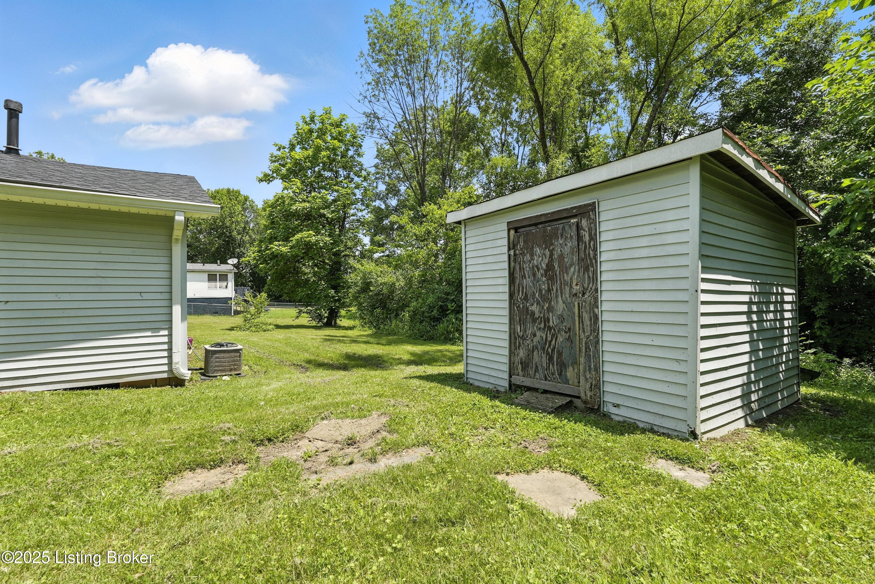 190 Hackberry Ln