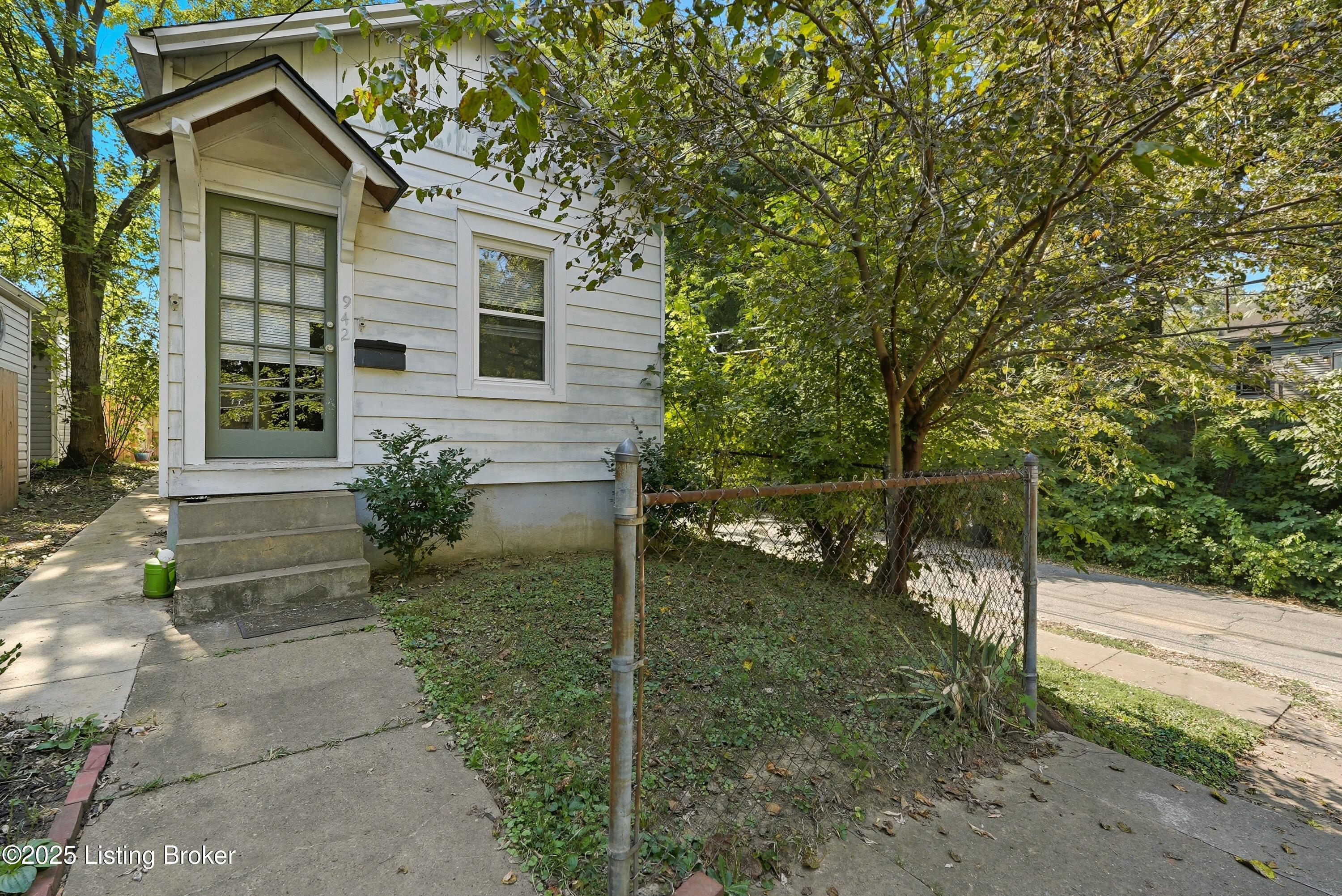 942 Brent St