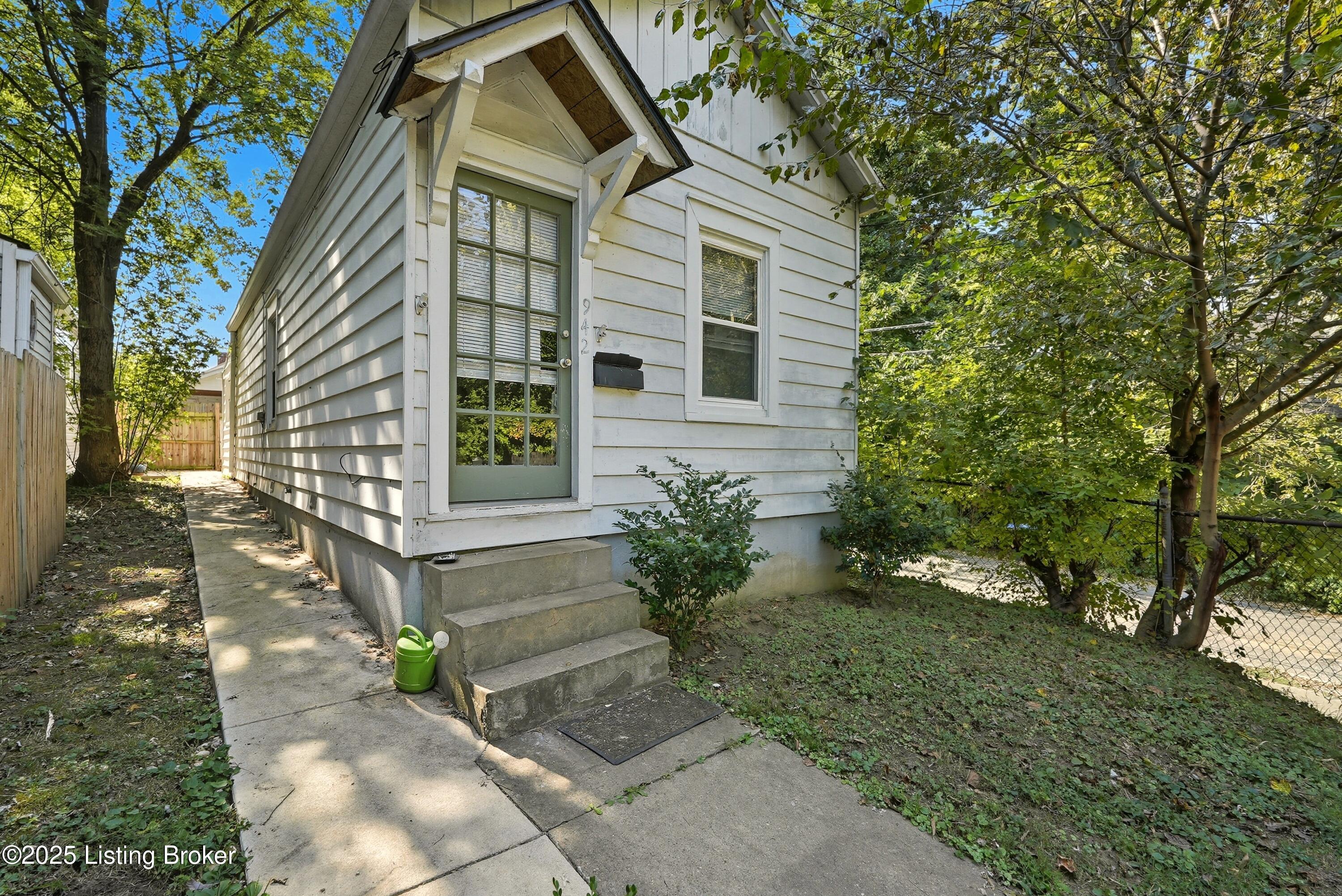 942 Brent St
