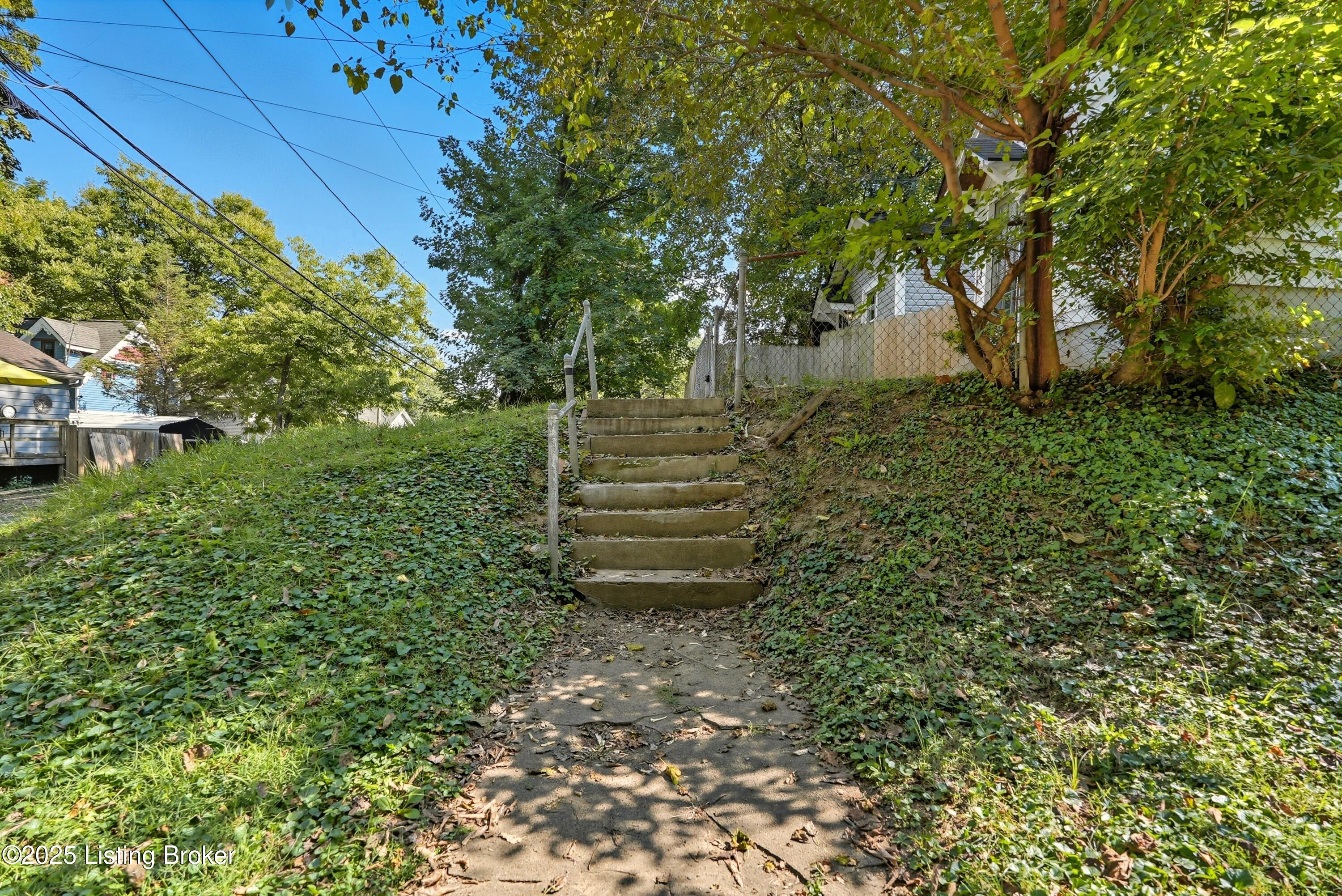 942 Brent St