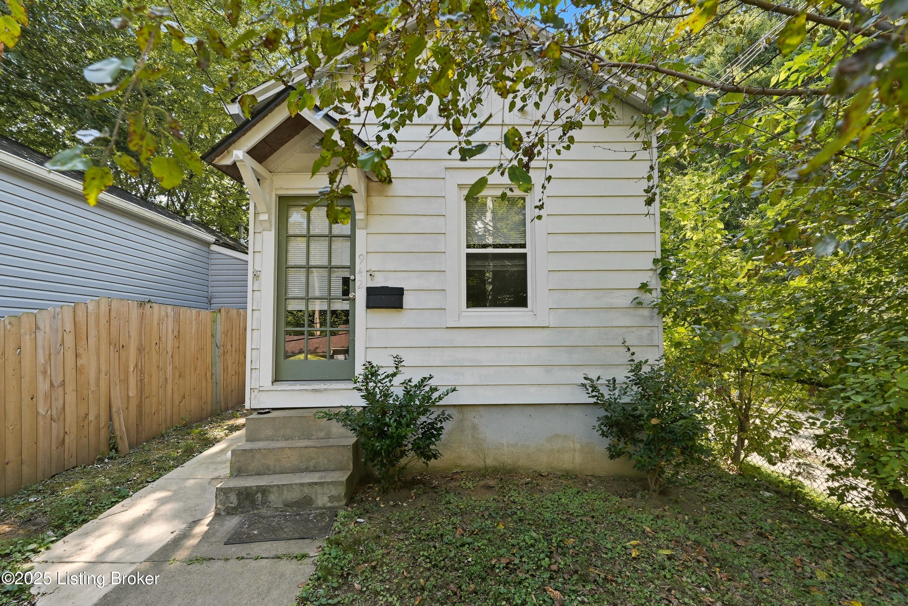 942 Brent St
