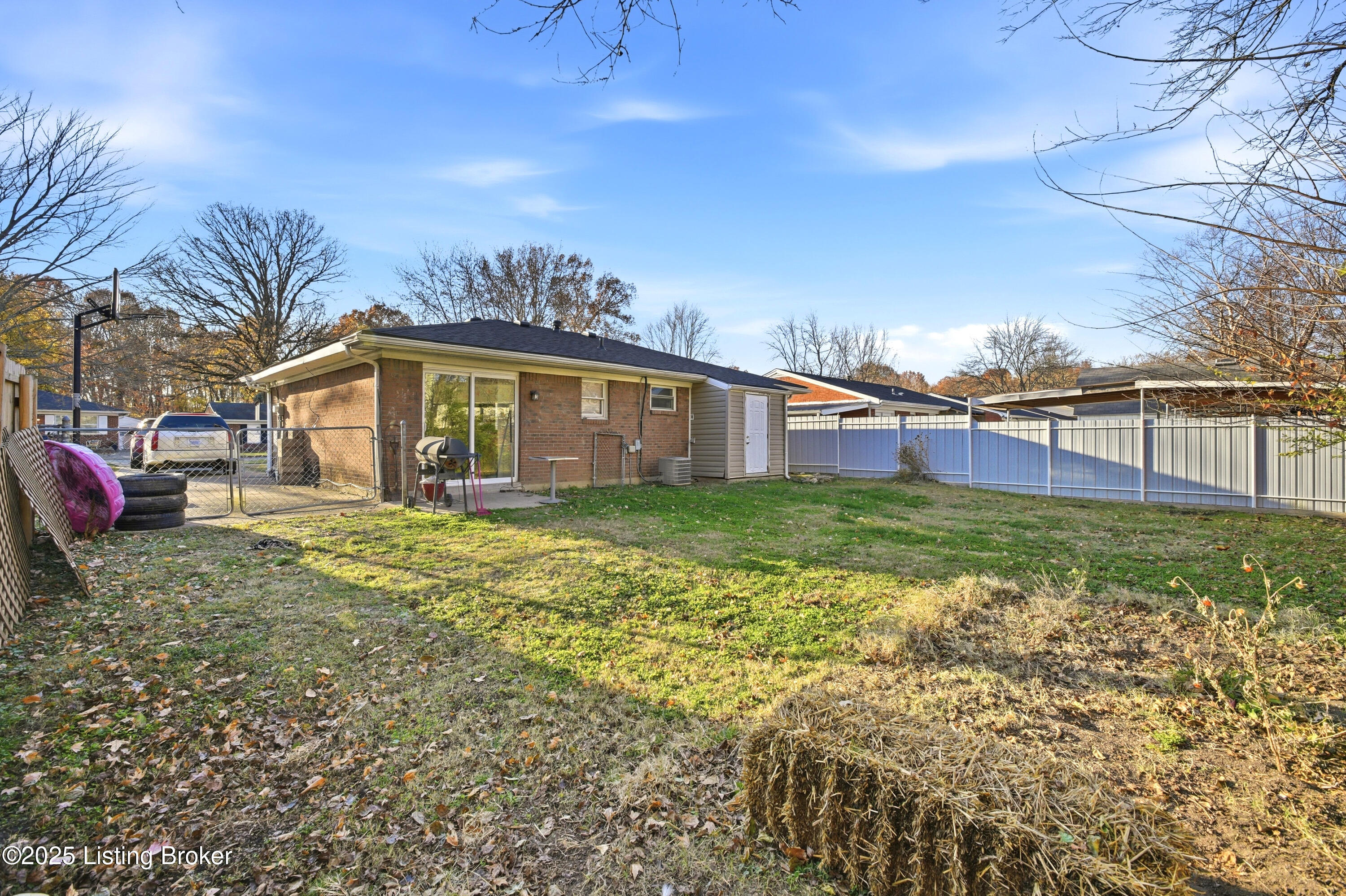 8907 Maplecreek Dr