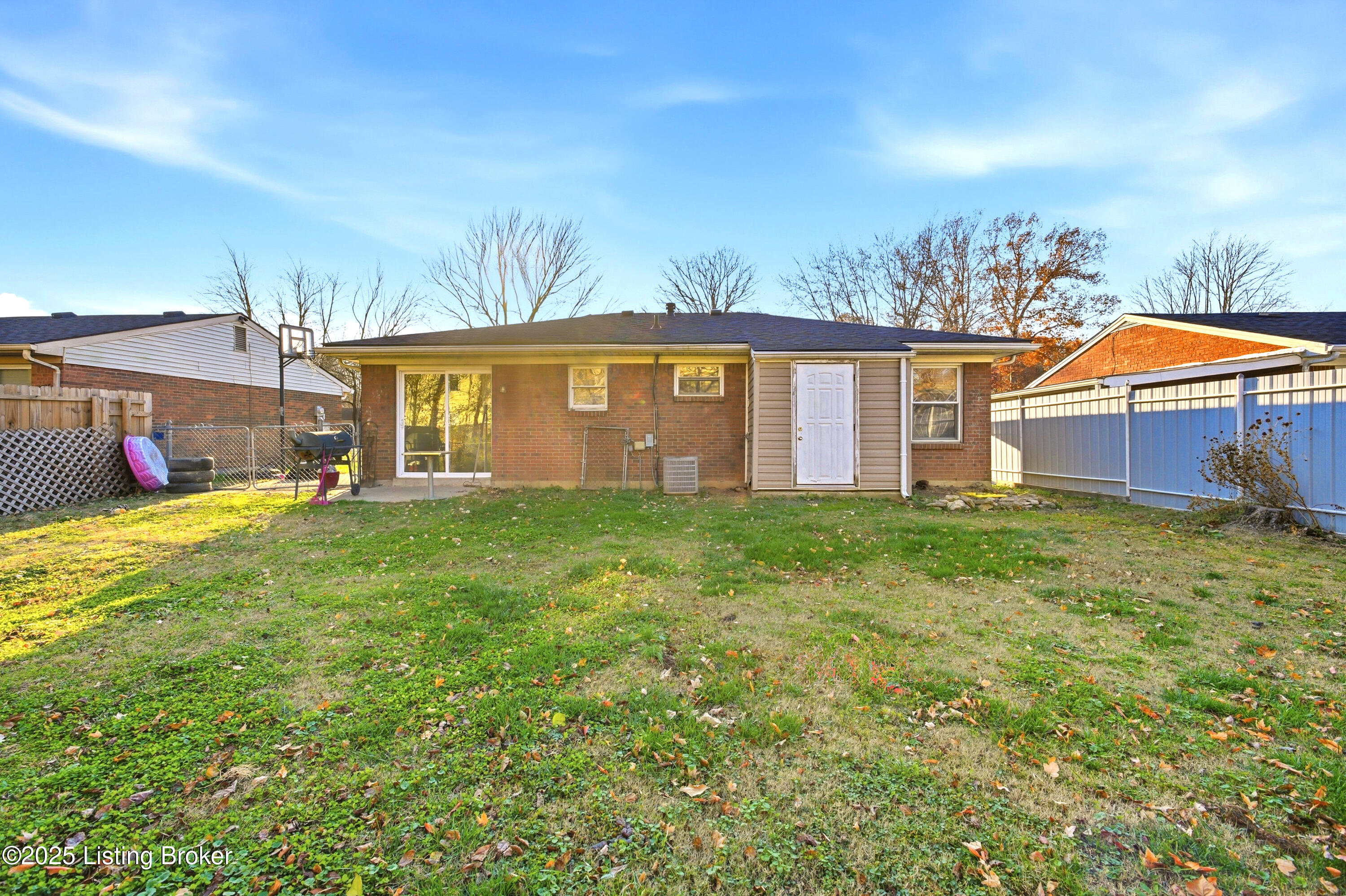 8907 Maplecreek Dr