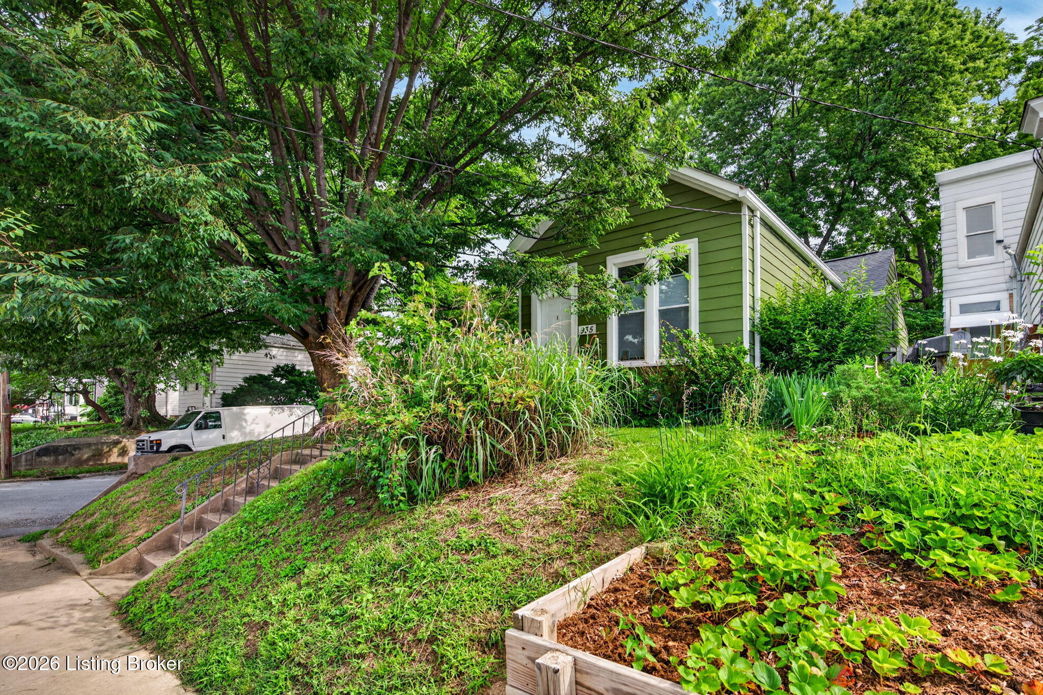 935 Samuel St