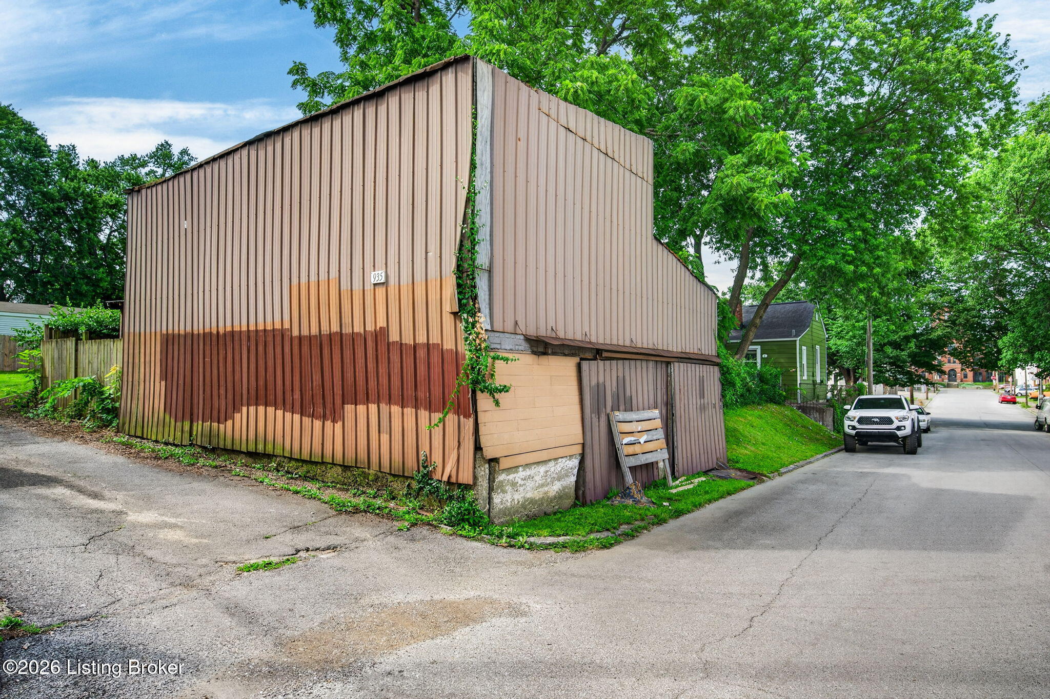935 Samuel St