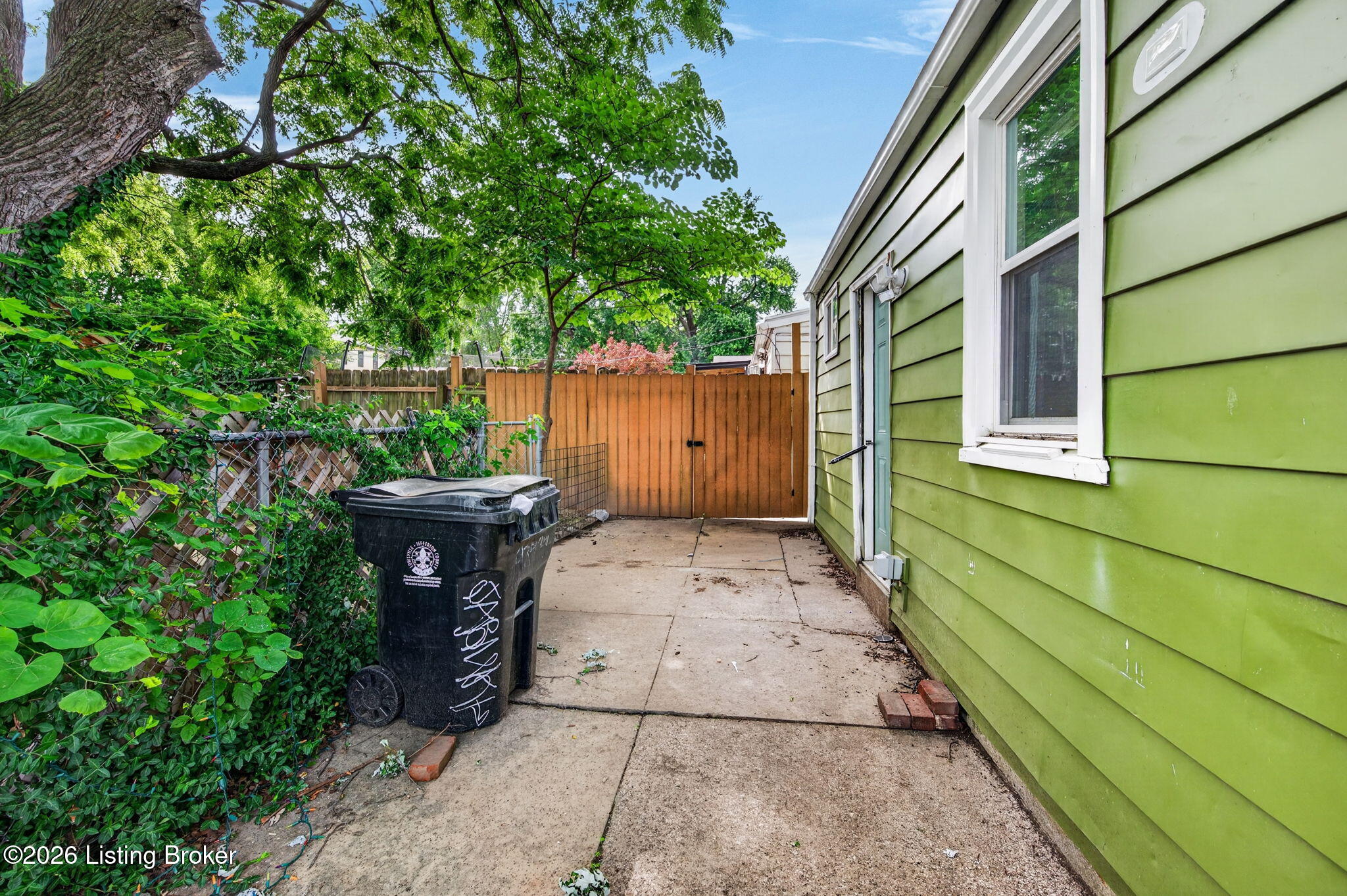 935 Samuel St