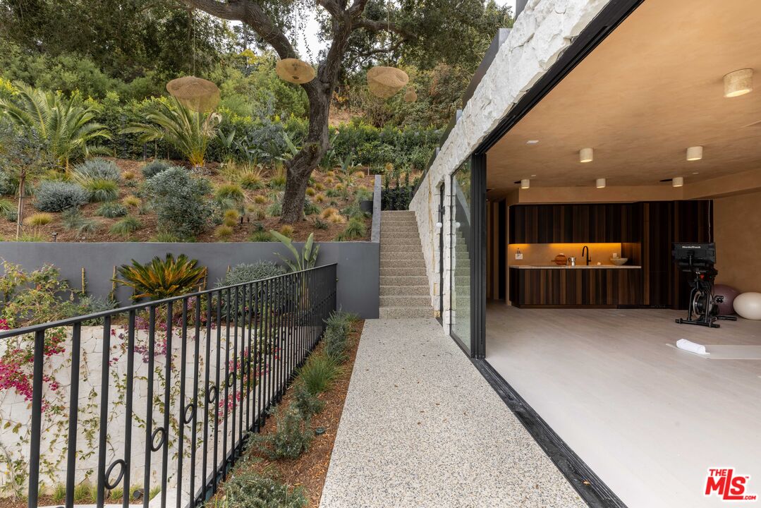 966 Stone Canyon Rd