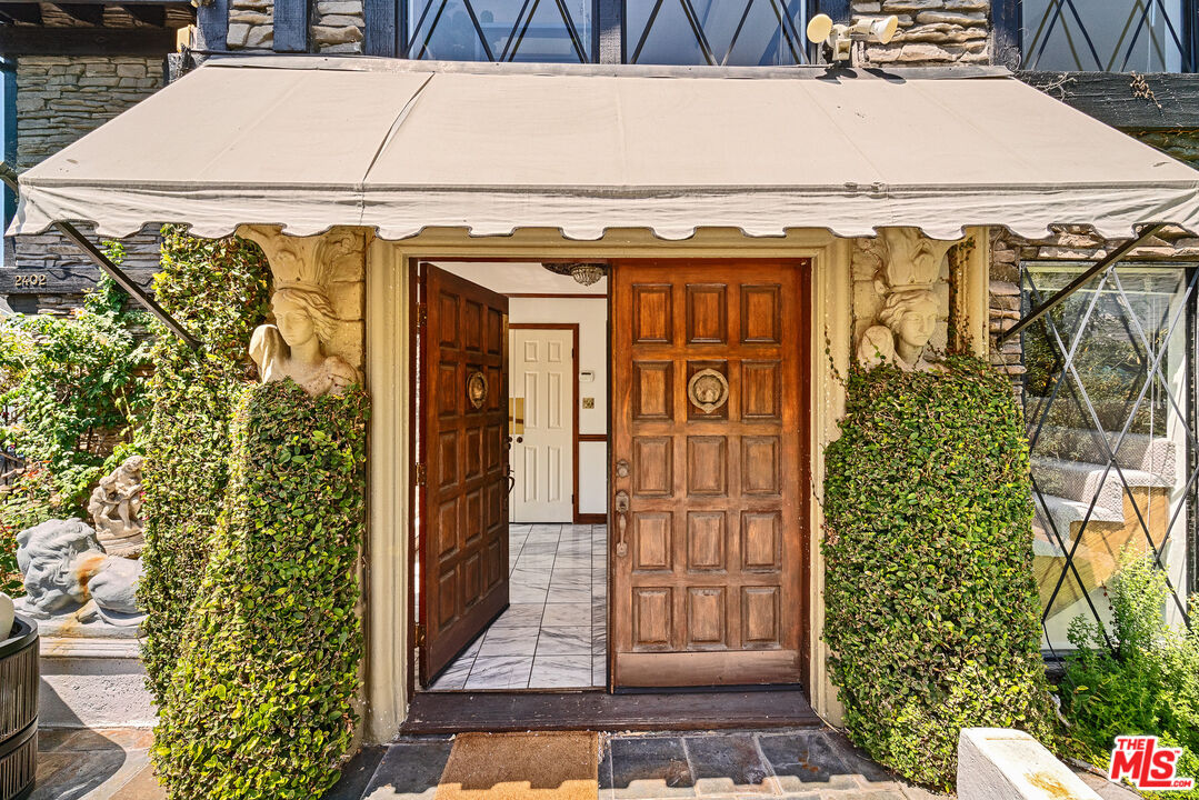 2402 Hollyridge Dr